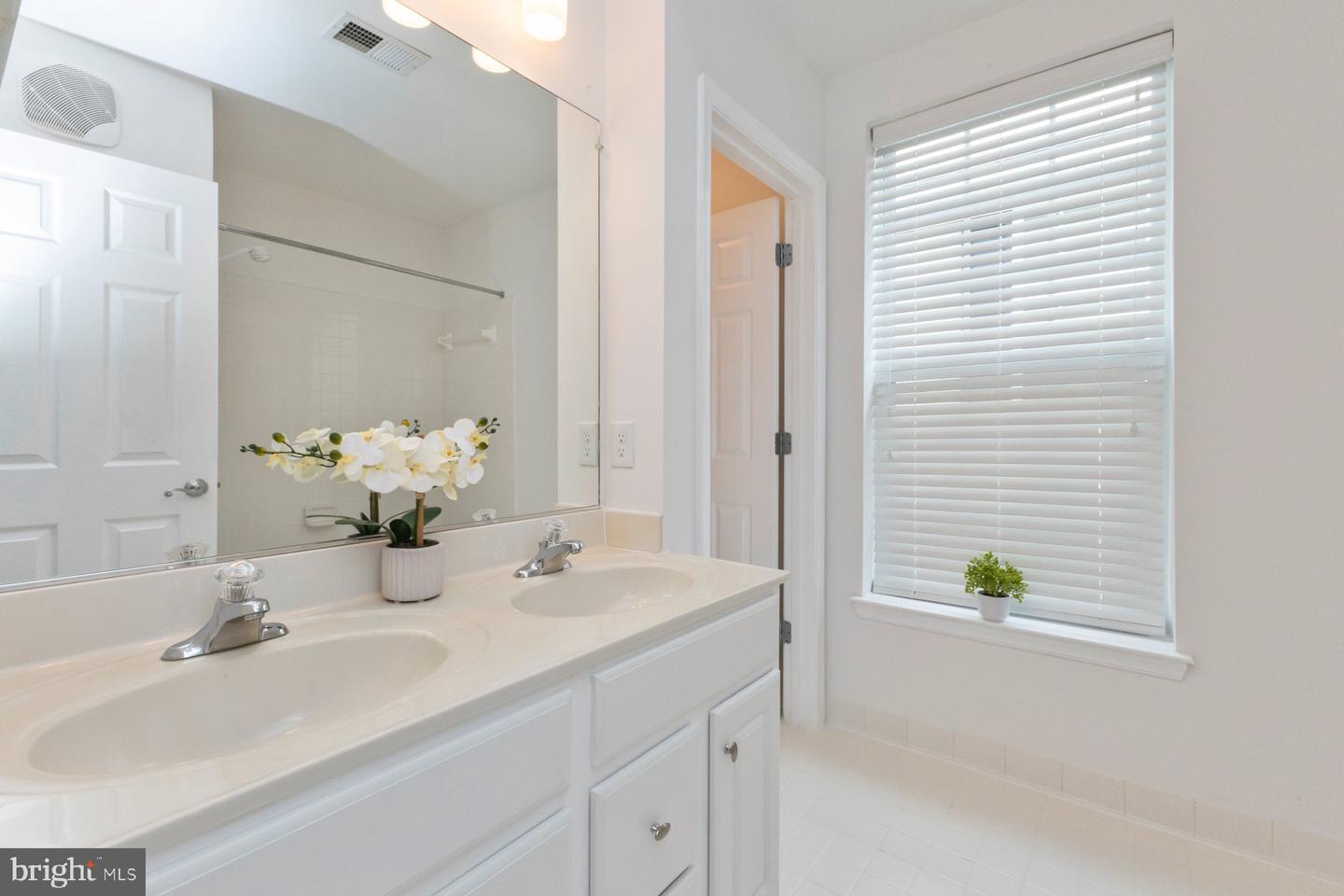 1859 CEDAR COVE WAY #201, WOODBRIDGE, Virginia 22191, 4 Bedrooms Bedrooms, ,2 BathroomsBathrooms,Residential,For sale,1859 CEDAR COVE WAY #201,VAPW2095634 MLS # VAPW2095634