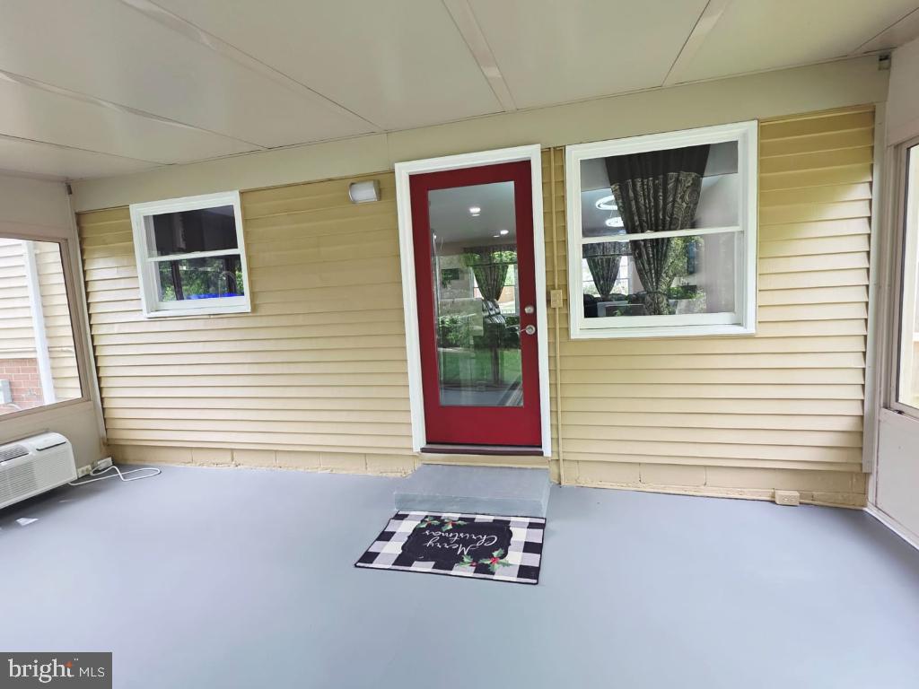 402 W MAPLE AVE, STERLING, Virginia 20164, 3 Bedrooms Bedrooms, ,2 BathroomsBathrooms,Residential,For sale,402 W MAPLE AVE,VALO2097942 MLS # VALO2097942