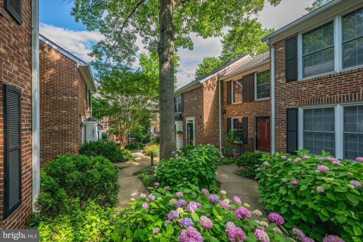 2518 S WALTER REED DR #B, ARLINGTON, Virginia 22206, 2 Bedrooms Bedrooms, ,2 BathroomsBathrooms,Residential,For sale,2518 S WALTER REED DR #B,VAAR2052190 MLS # VAAR2052190