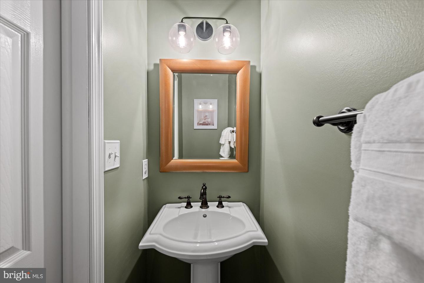 2518 S WALTER REED DR #B, ARLINGTON, Virginia 22206, 2 Bedrooms Bedrooms, ,2 BathroomsBathrooms,Residential,For sale,2518 S WALTER REED DR #B,VAAR2052190 MLS # VAAR2052190