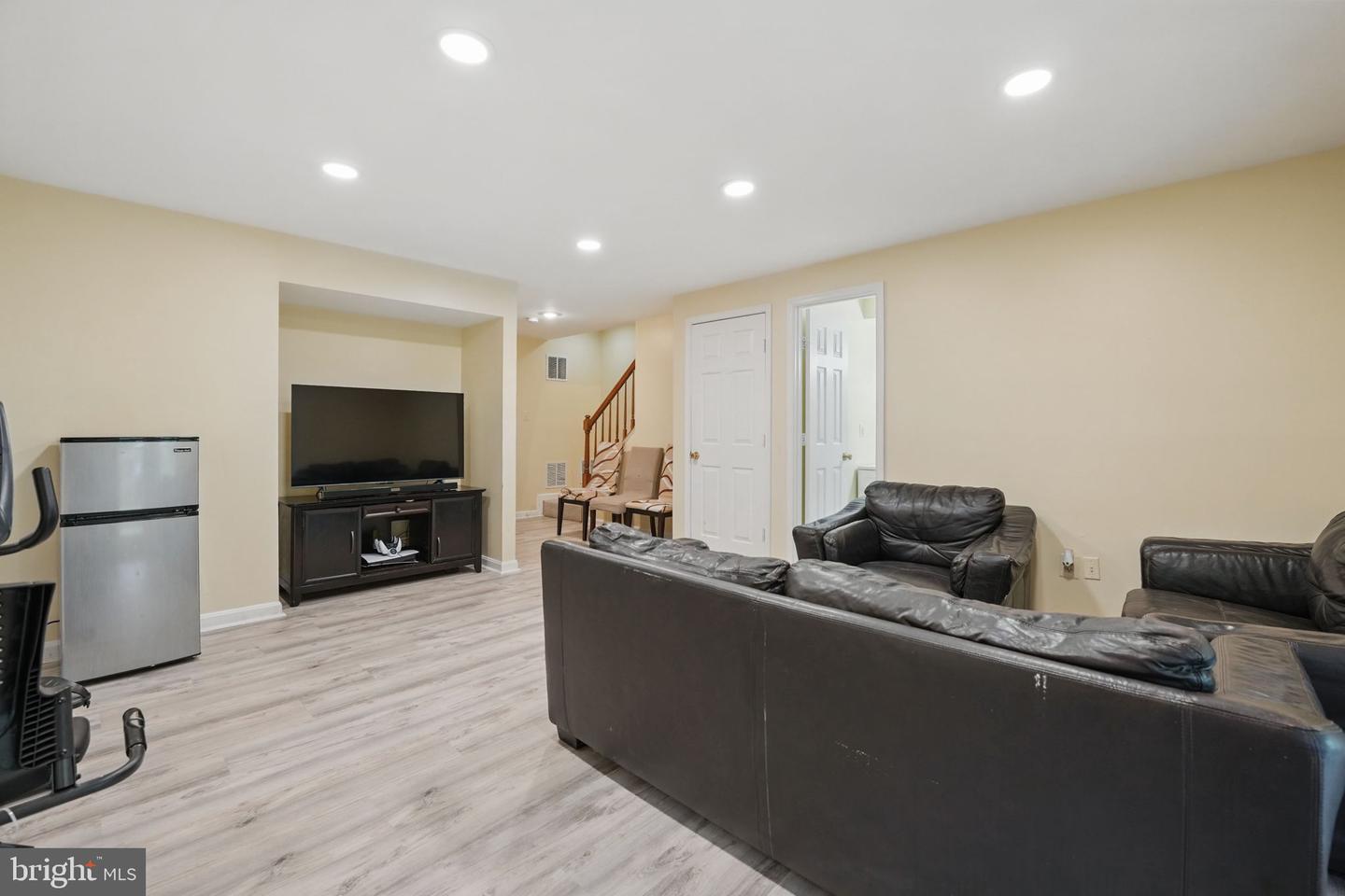 6410 BRASS BUTTON CT, CENTREVILLE, Virginia 20121, 4 Bedrooms Bedrooms, ,3 BathroomsBathrooms,Residential,For sale,6410 BRASS BUTTON CT,VAFX2240852 MLS # VAFX2240852