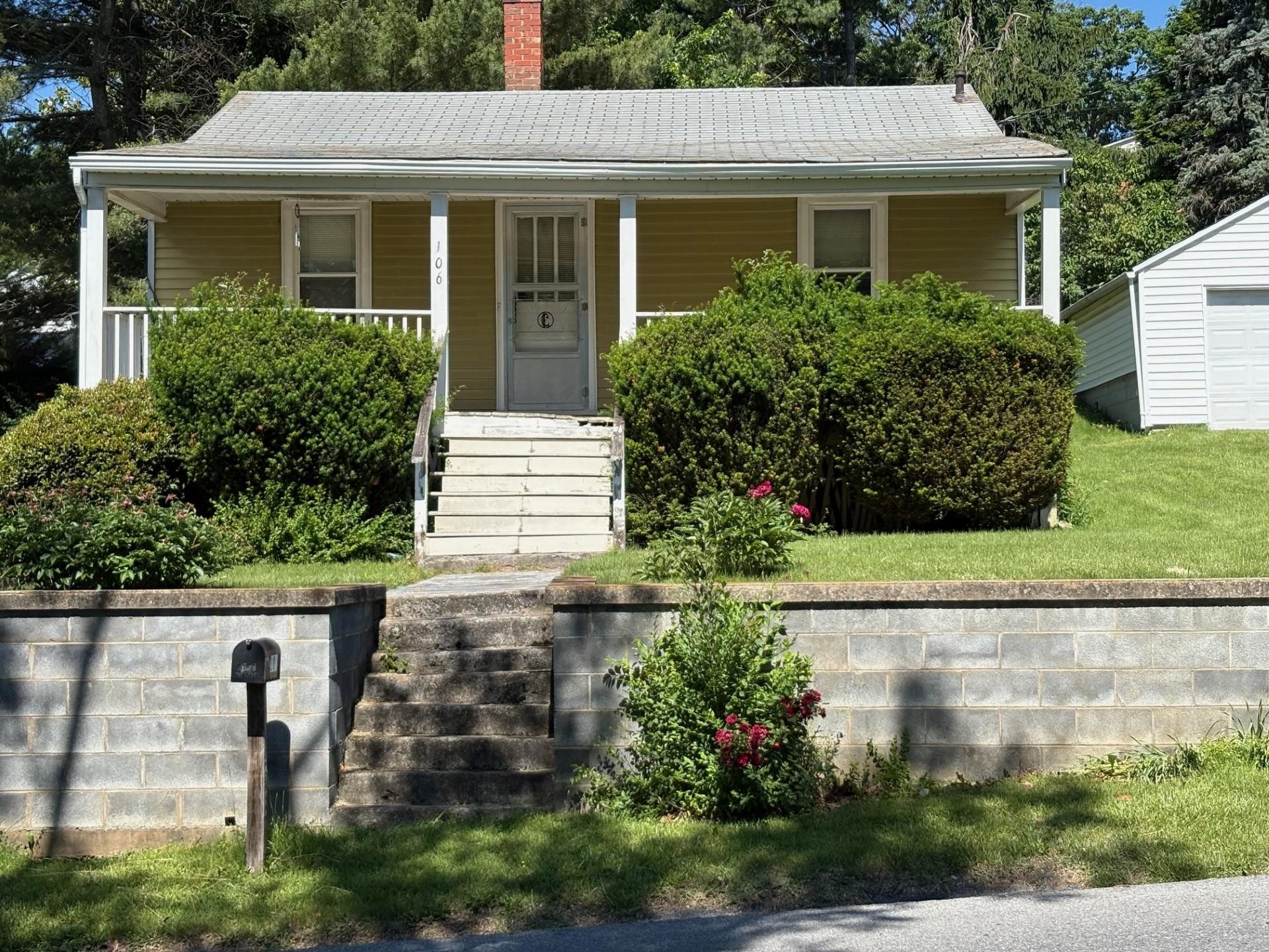 106 GRUBERT AVE, STAUNTON, Virginia 24401, 2 Bedrooms Bedrooms, ,1 BathroomBathrooms,Residential,106 GRUBERT AVE,665024 MLS # 665024