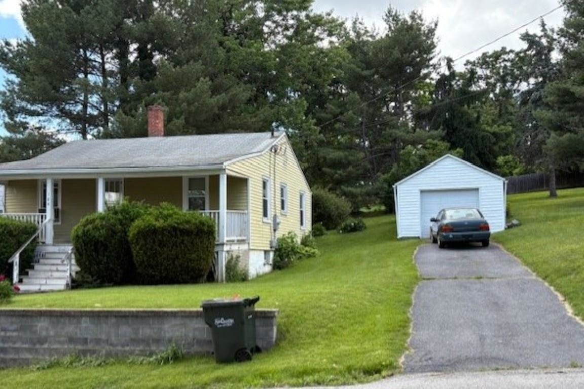 106 GRUBERT AVE, STAUNTON, Virginia 24401, 2 Bedrooms Bedrooms, ,1 BathroomBathrooms,Residential,106 GRUBERT AVE,665024 MLS # 665024