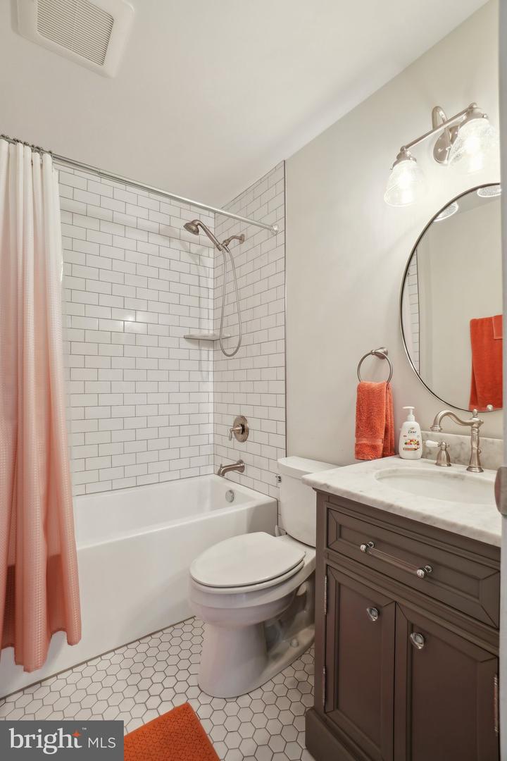 5728 SUNBURY DR, ALEXANDRIA, Virginia 22303, 4 Bedrooms Bedrooms, ,3 BathroomsBathrooms,Residential,For sale,5728 SUNBURY DR,VAFX2239334 MLS # VAFX2239334