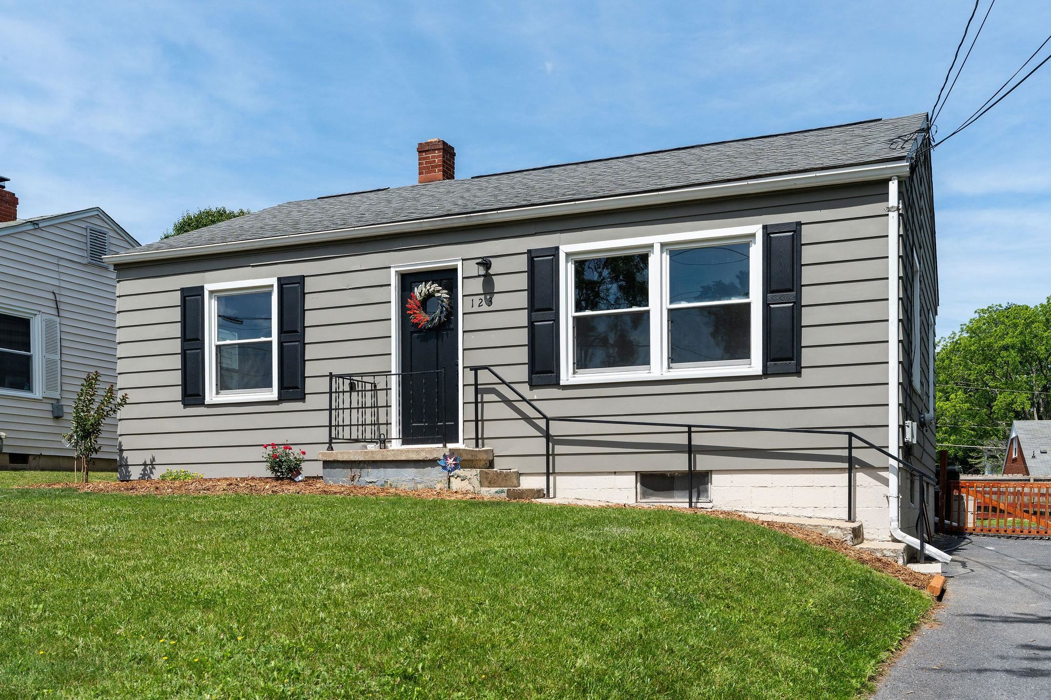 123 FRASER LN, STAUNTON, Virginia 24401, 2 Bedrooms Bedrooms, ,1 BathroomBathrooms,Residential,123 FRASER LN,665058 MLS # 665058