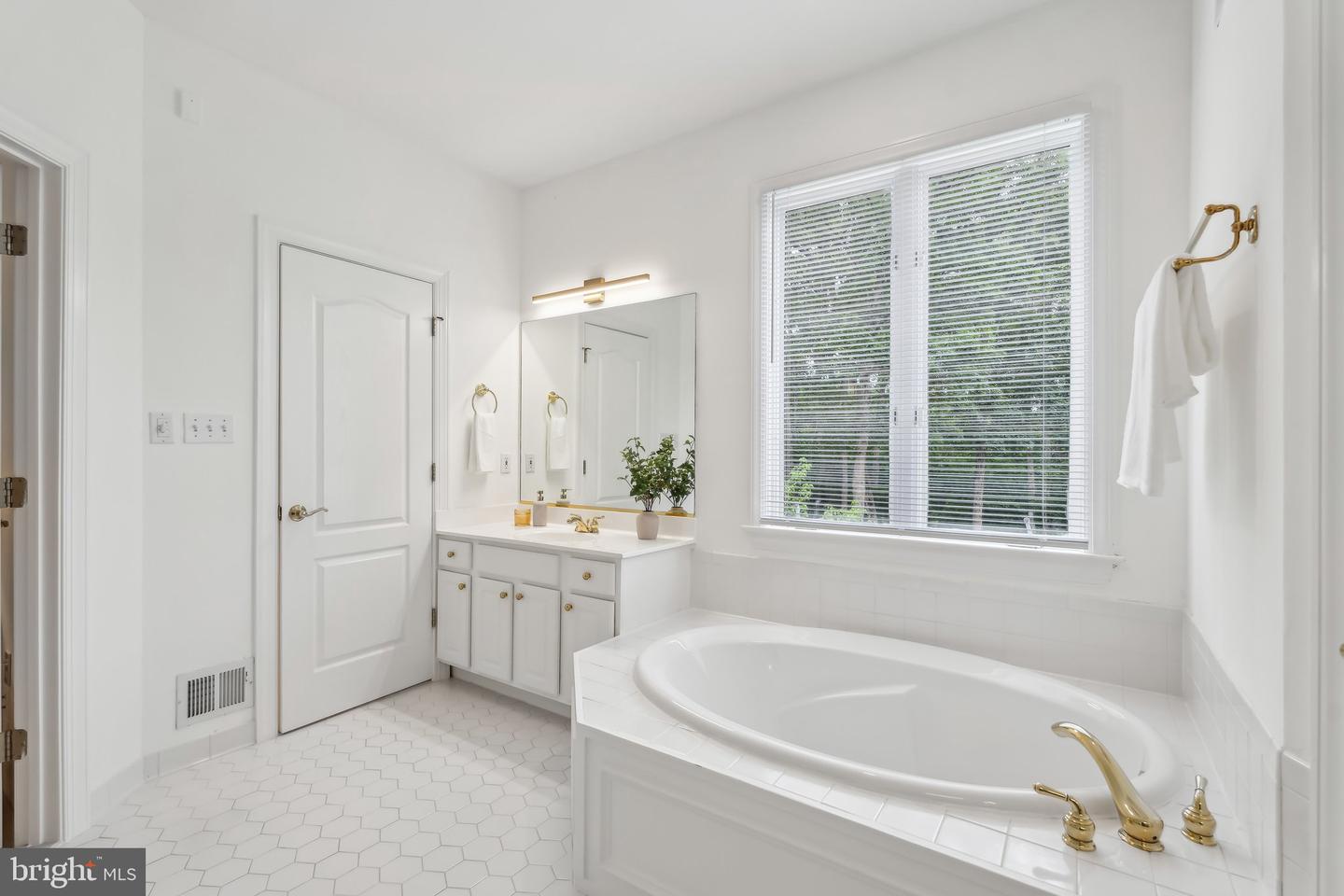 8109 CROOKED OAKS CT, GAINESVILLE, Virginia 20155, 4 Bedrooms Bedrooms, ,4 BathroomsBathrooms,Residential,For sale,8109 CROOKED OAKS CT,VAPW2095520 MLS # VAPW2095520