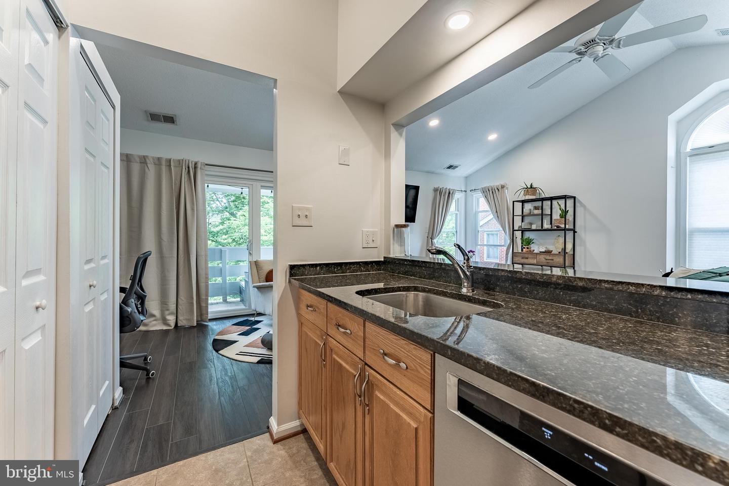 7596-N LAKESIDE VILLAGE DR, FALLS CHURCH, Virginia 22042, 1 Bedroom Bedrooms, ,1 BathroomBathrooms,Residential,For sale,7596-N LAKESIDE VILLAGE DR,VAFX2243046 MLS # VAFX2243046