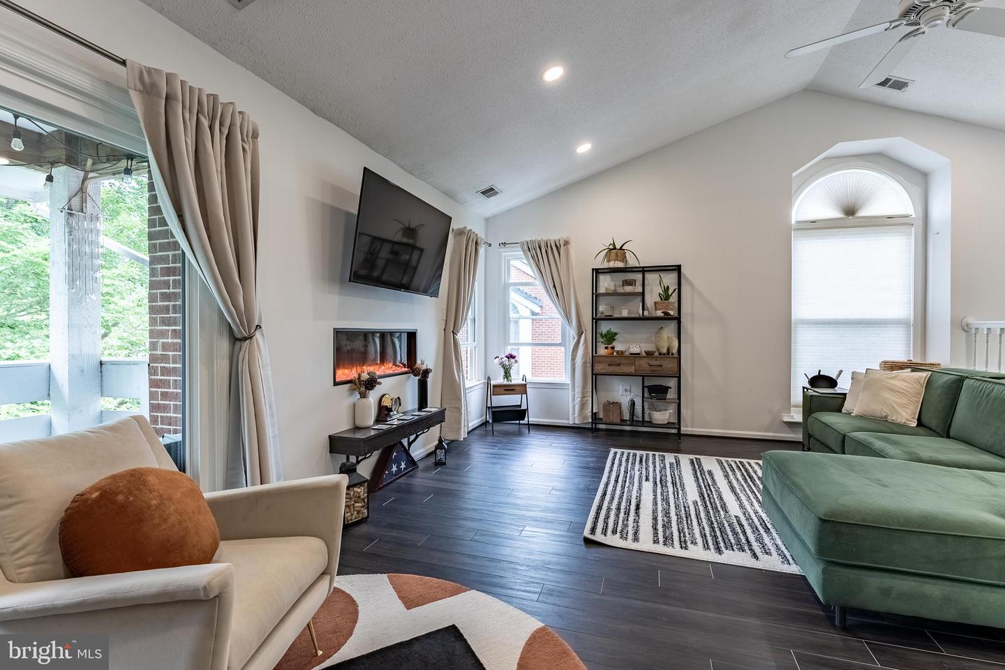 7596-N LAKESIDE VILLAGE DR, FALLS CHURCH, Virginia 22042, 1 Bedroom Bedrooms, ,1 BathroomBathrooms,Residential,For sale,7596-N LAKESIDE VILLAGE DR,VAFX2243046 MLS # VAFX2243046