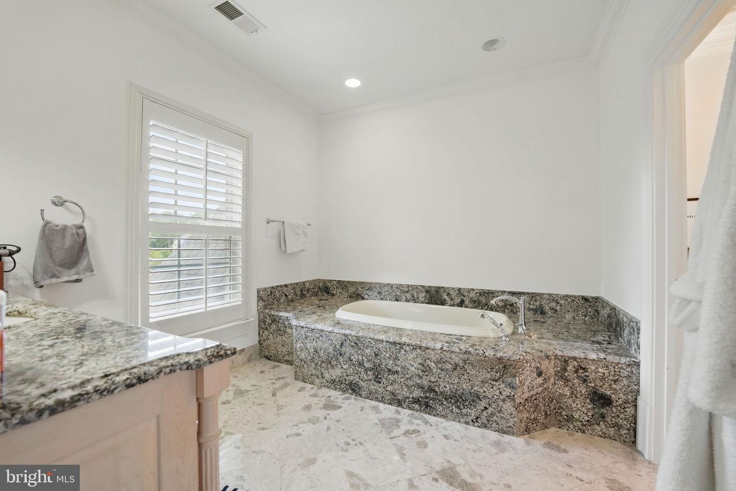 2555 VALE RIDGE CT, OAKTON, Virginia 22124, 5 Bedrooms Bedrooms, ,7 BathroomsBathrooms,Residential,For sale,2555 VALE RIDGE CT,VAFX2243554 MLS # VAFX2243554