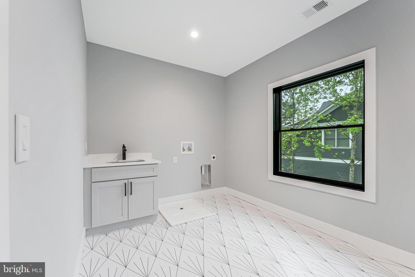 1052 BALLS HILL RD, MCLEAN, Virginia 22101, 6 Bedrooms Bedrooms, ,6 BathroomsBathrooms,Residential,For sale,1052 BALLS HILL RD,VAFX2243748 MLS # VAFX2243748