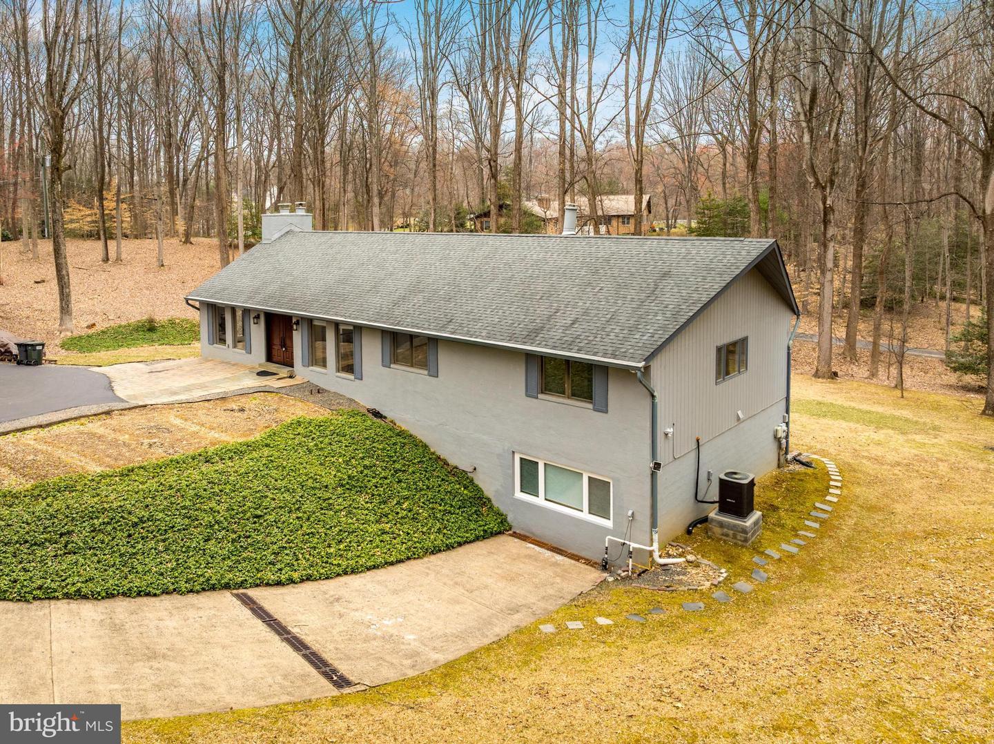 247 SPRINGVALE RD, GREAT FALLS, Virginia 22066, 4 Bedrooms Bedrooms, ,4 BathroomsBathrooms,Residential,For sale,247 SPRINGVALE RD,VAFX2228488 MLS # VAFX2228488
