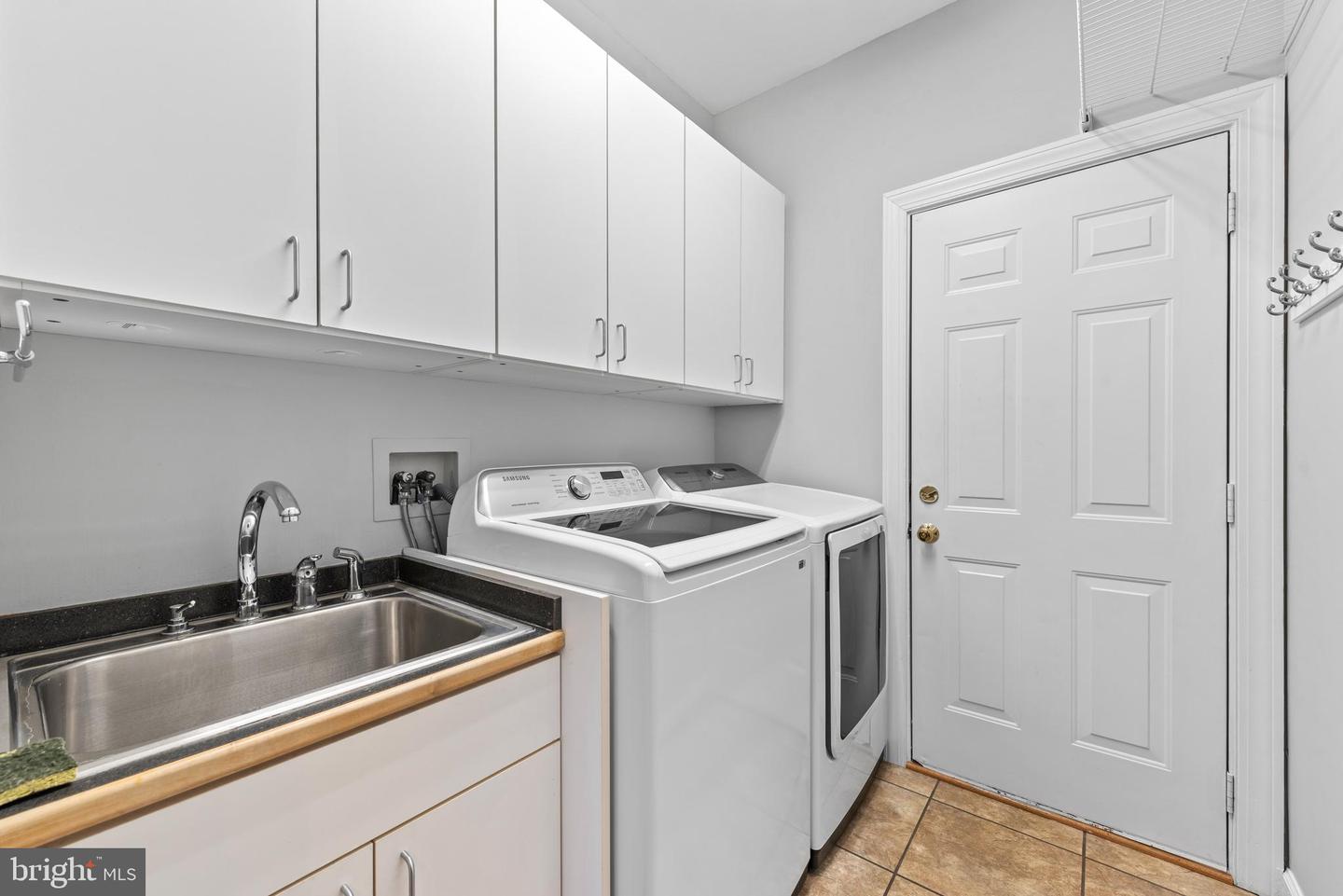 1605 LUPINE DEN CT, VIENNA, Virginia 22182, 6 Bedrooms Bedrooms, ,4 BathroomsBathrooms,Residential,For sale,1605 LUPINE DEN CT,VAFX2230618 MLS # VAFX2230618