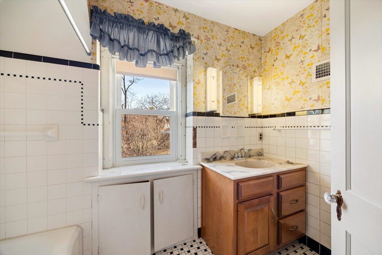 419 COLLEGE CIR, STAUNTON, Virginia 24401, 3 Bedrooms Bedrooms, ,2 BathroomsBathrooms,Residential,419 COLLEGE CIR,659744 MLS # 659744
