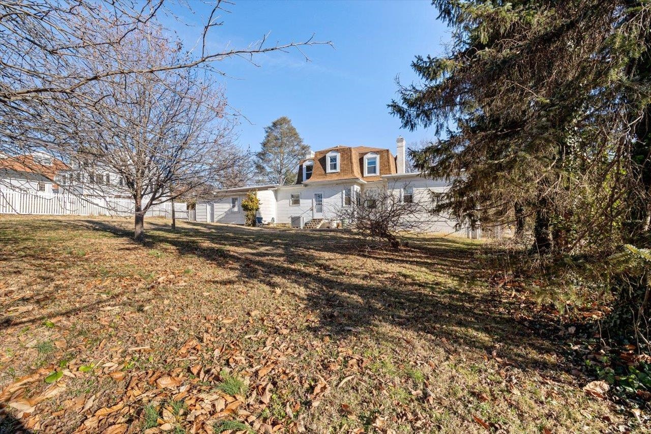 419 COLLEGE CIR, STAUNTON, Virginia 24401, 3 Bedrooms Bedrooms, ,2 BathroomsBathrooms,Residential,419 COLLEGE CIR,659744 MLS # 659744