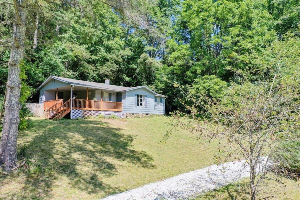 2063 PEDLAR RIVER RD, AMHERST, Virginia 24483, 3 Bedrooms Bedrooms, ,1 BathroomBathrooms,Residential,2063 PEDLAR RIVER RD,665088 MLS # 665088