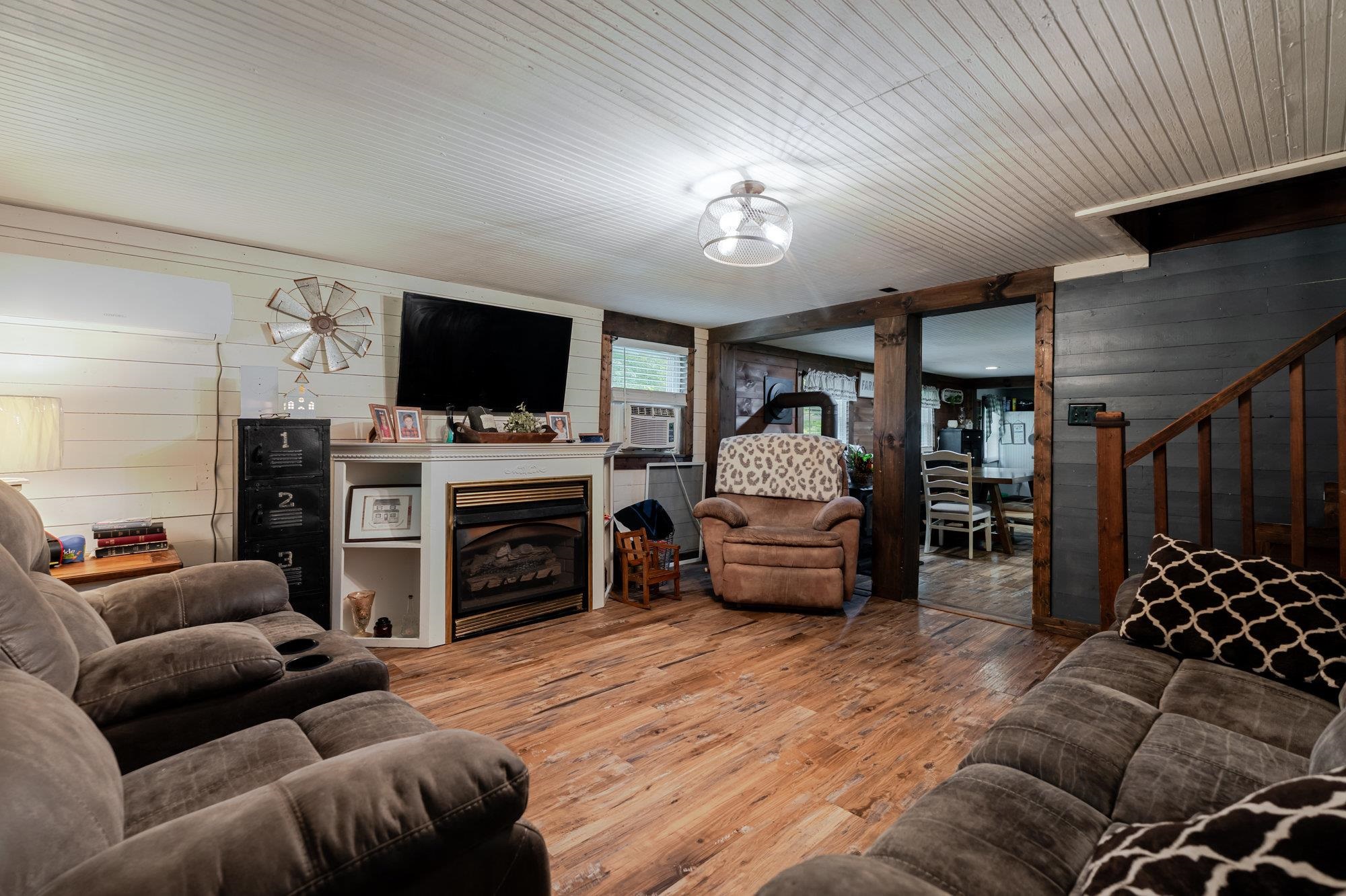 2420 JOLLETT RD, ELKTON, Virginia 22827, 3 Bedrooms Bedrooms, ,1 BathroomBathrooms,Residential,2420 JOLLETT RD,665099 MLS # 665099