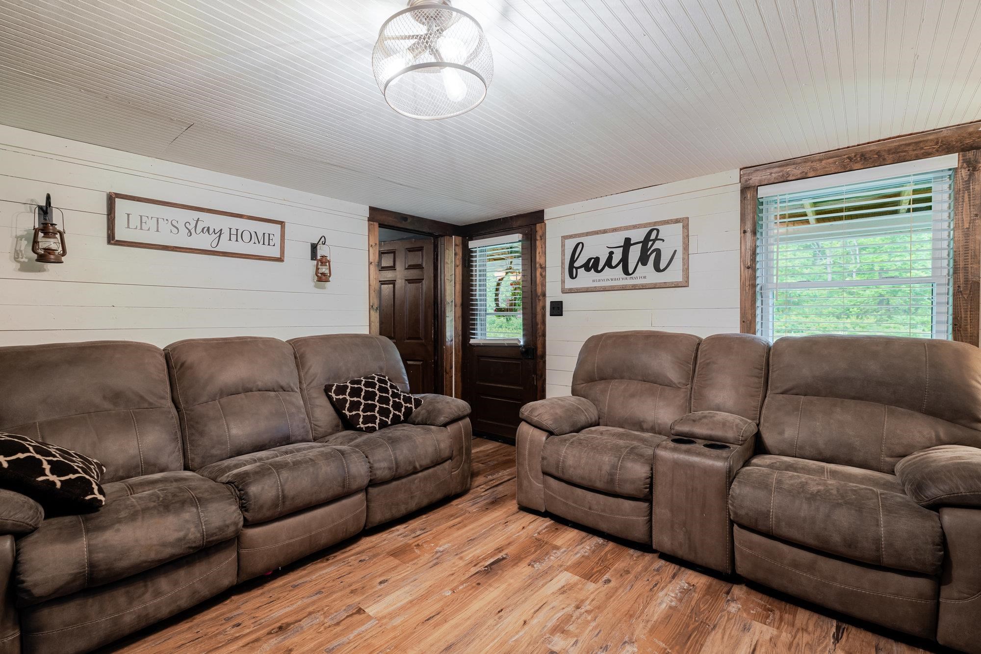 2420 JOLLETT RD, ELKTON, Virginia 22827, 3 Bedrooms Bedrooms, ,1 BathroomBathrooms,Residential,2420 JOLLETT RD,665099 MLS # 665099