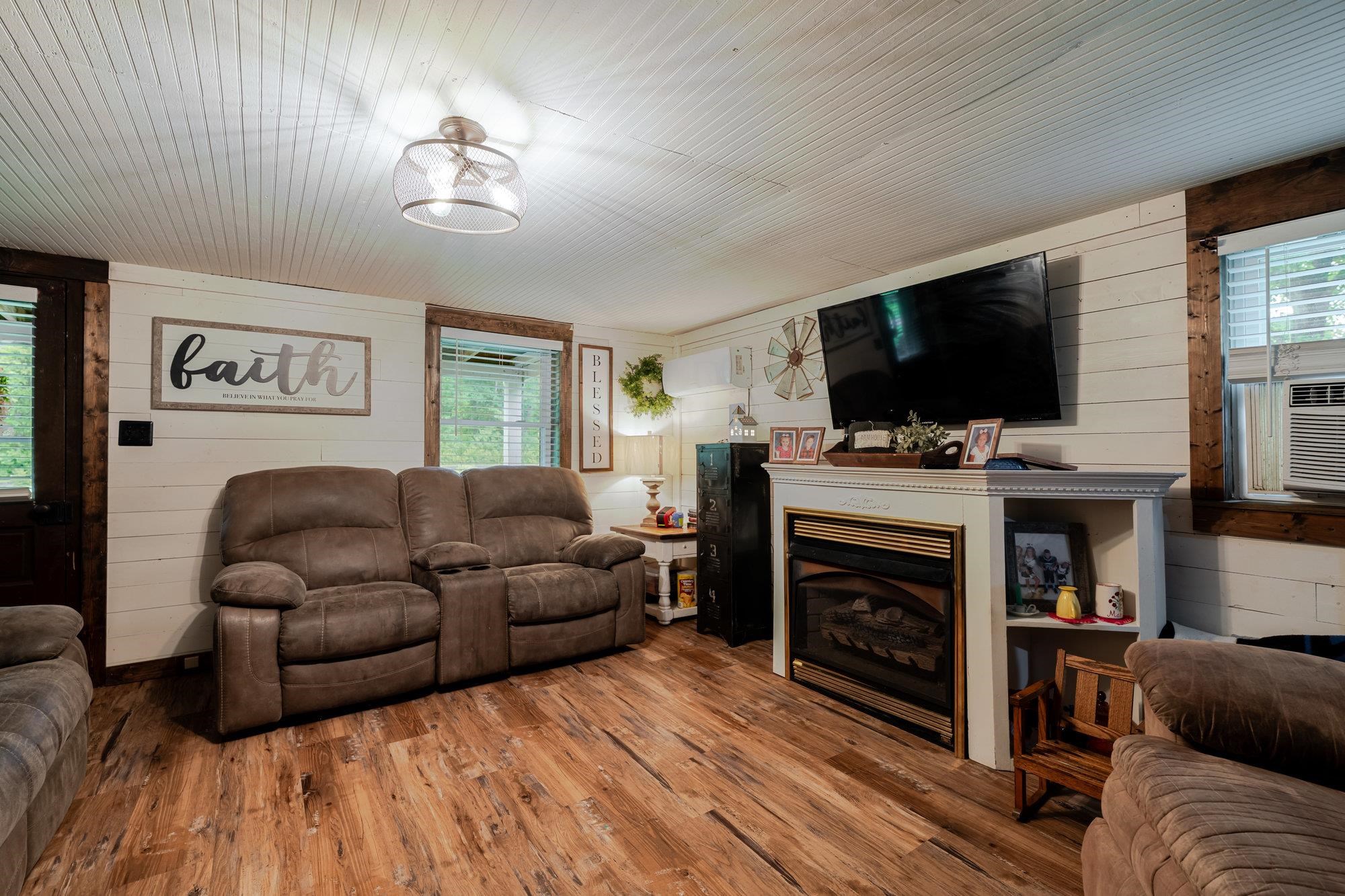 2420 JOLLETT RD, ELKTON, Virginia 22827, 3 Bedrooms Bedrooms, ,1 BathroomBathrooms,Residential,2420 JOLLETT RD,665099 MLS # 665099