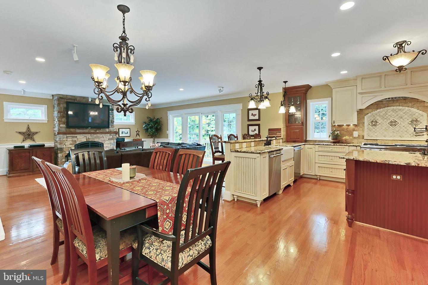 7221 TIMBER LN, FALLS CHURCH, Virginia 22046, 6 Bedrooms Bedrooms, ,4 BathroomsBathrooms,Residential,For sale,7221 TIMBER LN,VAFX2233936 MLS # VAFX2233936