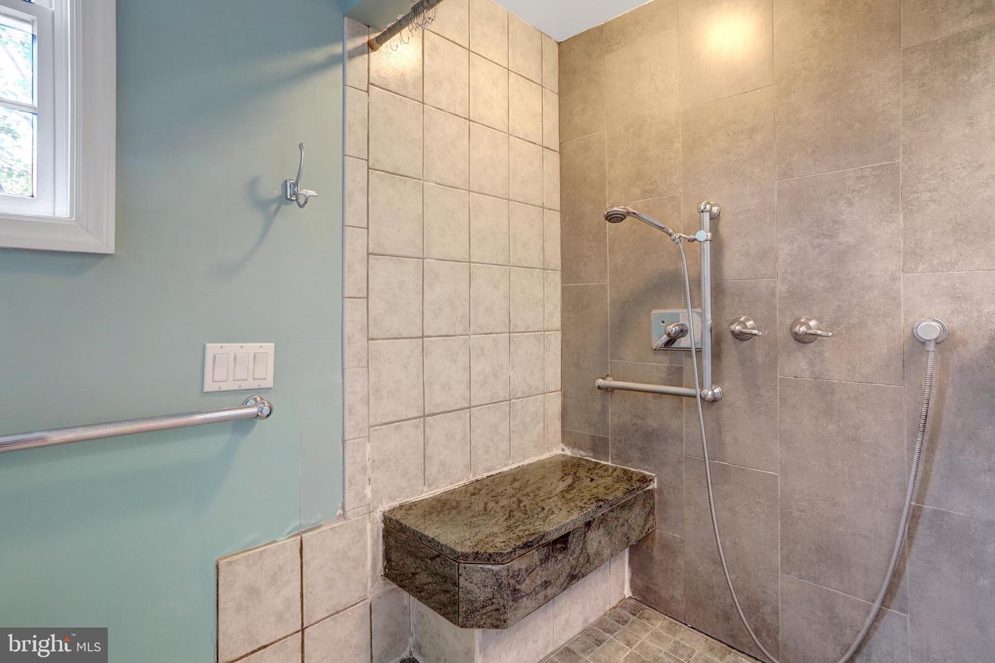 4817 20TH ST N, ARLINGTON, Virginia 22207, 3 Bedrooms Bedrooms, ,2 BathroomsBathrooms,Residential,For sale,4817 20TH ST N,VAAR2057138 MLS # VAAR2057138
