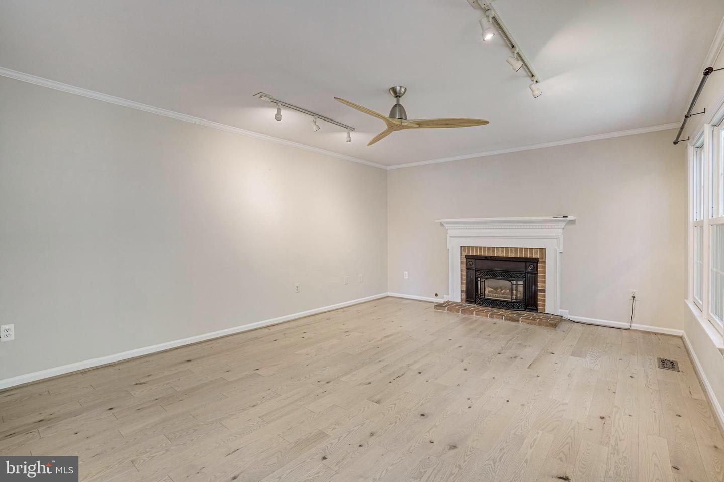 5926 CLERMONT LANDING CT, BURKE, Virginia 22015, 4 Bedrooms Bedrooms, ,3 BathroomsBathrooms,Residential,For sale,5926 CLERMONT LANDING CT,VAFX2242000 MLS # VAFX2242000