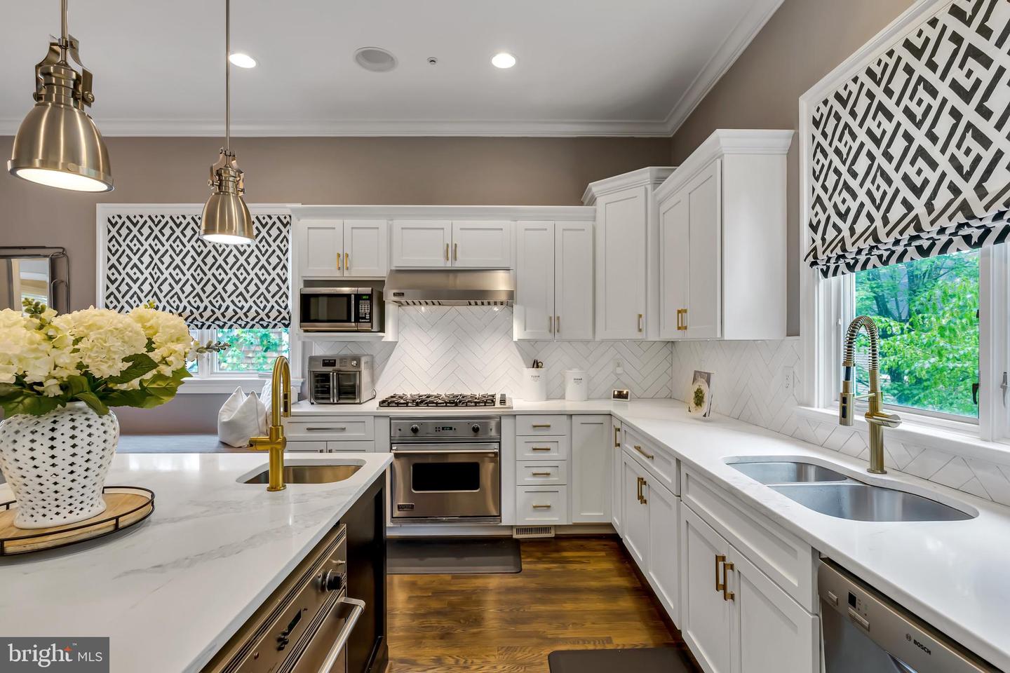 5526 MACARTHUR BLVD NW, WASHINGTON, District Of Columbia 20016, 6 Bedrooms Bedrooms, ,5 BathroomsBathrooms,Residential,For sale,5526 MACARTHUR BLVD NW,DCDC2201326 MLS # DCDC2201326