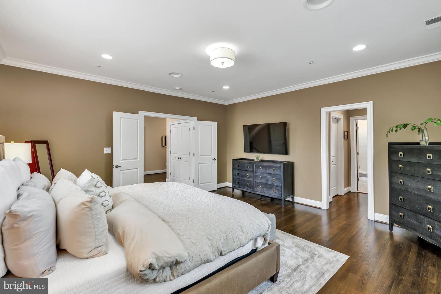 5526 MACARTHUR BLVD NW, WASHINGTON, District Of Columbia 20016, 6 Bedrooms Bedrooms, ,5 BathroomsBathrooms,Residential,For sale,5526 MACARTHUR BLVD NW,DCDC2201326 MLS # DCDC2201326