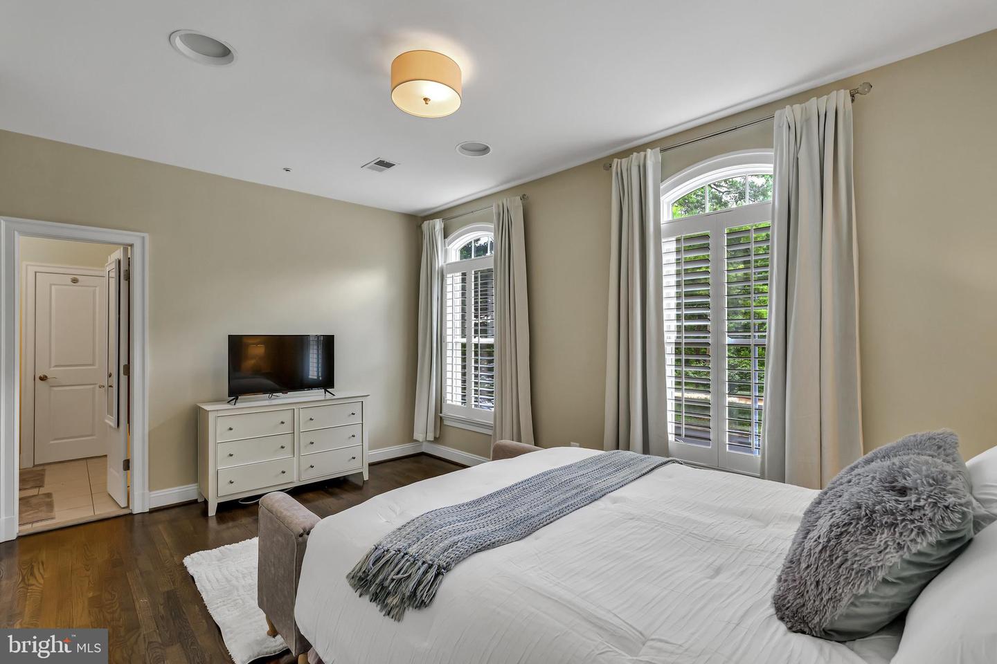 5526 MACARTHUR BLVD NW, WASHINGTON, District Of Columbia 20016, 6 Bedrooms Bedrooms, ,5 BathroomsBathrooms,Residential,For sale,5526 MACARTHUR BLVD NW,DCDC2201326 MLS # DCDC2201326