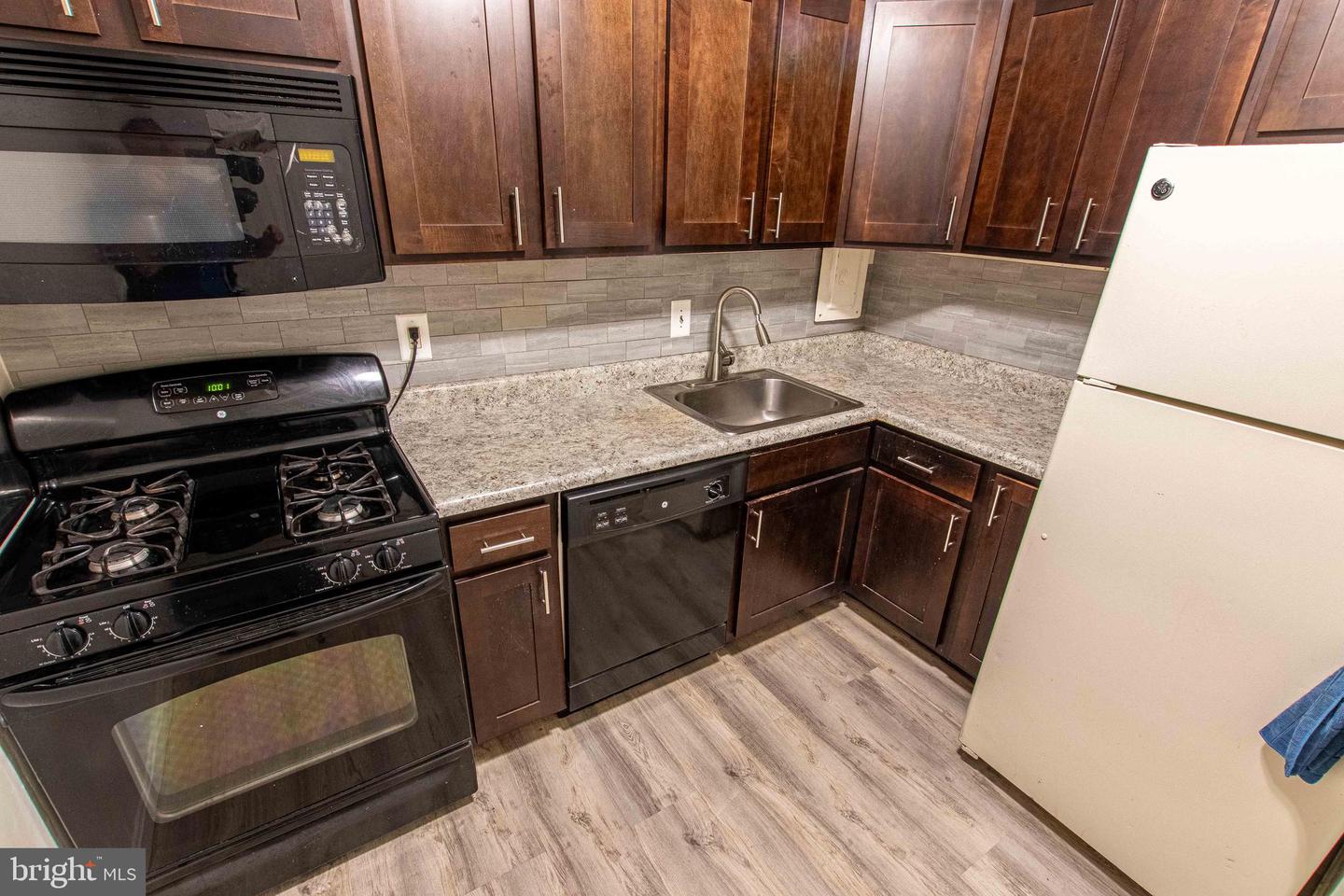 5 CANTERBURY SQ #201, ALEXANDRIA, Virginia 22304, 1 Bedroom Bedrooms, ,1 BathroomBathrooms,Residential,For sale,5 CANTERBURY SQ #201,VAAX2045492 MLS # VAAX2045492