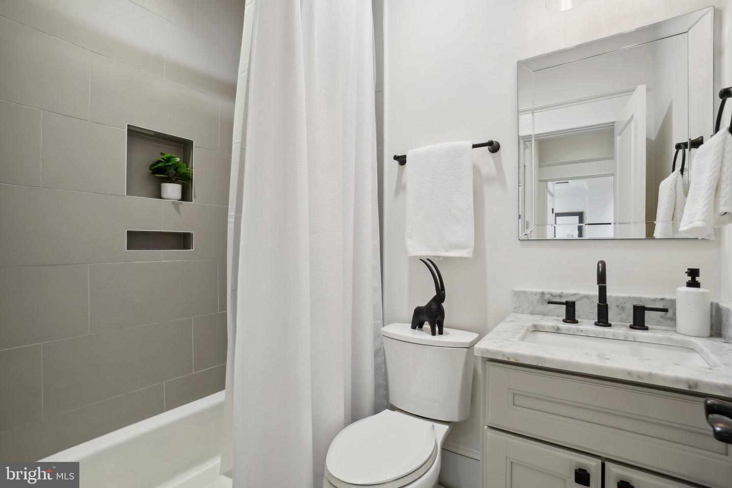 408 M ST NW #4, WASHINGTON, District Of Columbia 20001, 2 Bedrooms Bedrooms, ,2 BathroomsBathrooms,Residential,For sale,408 M ST NW #4,DCDC2201674 MLS # DCDC2201674