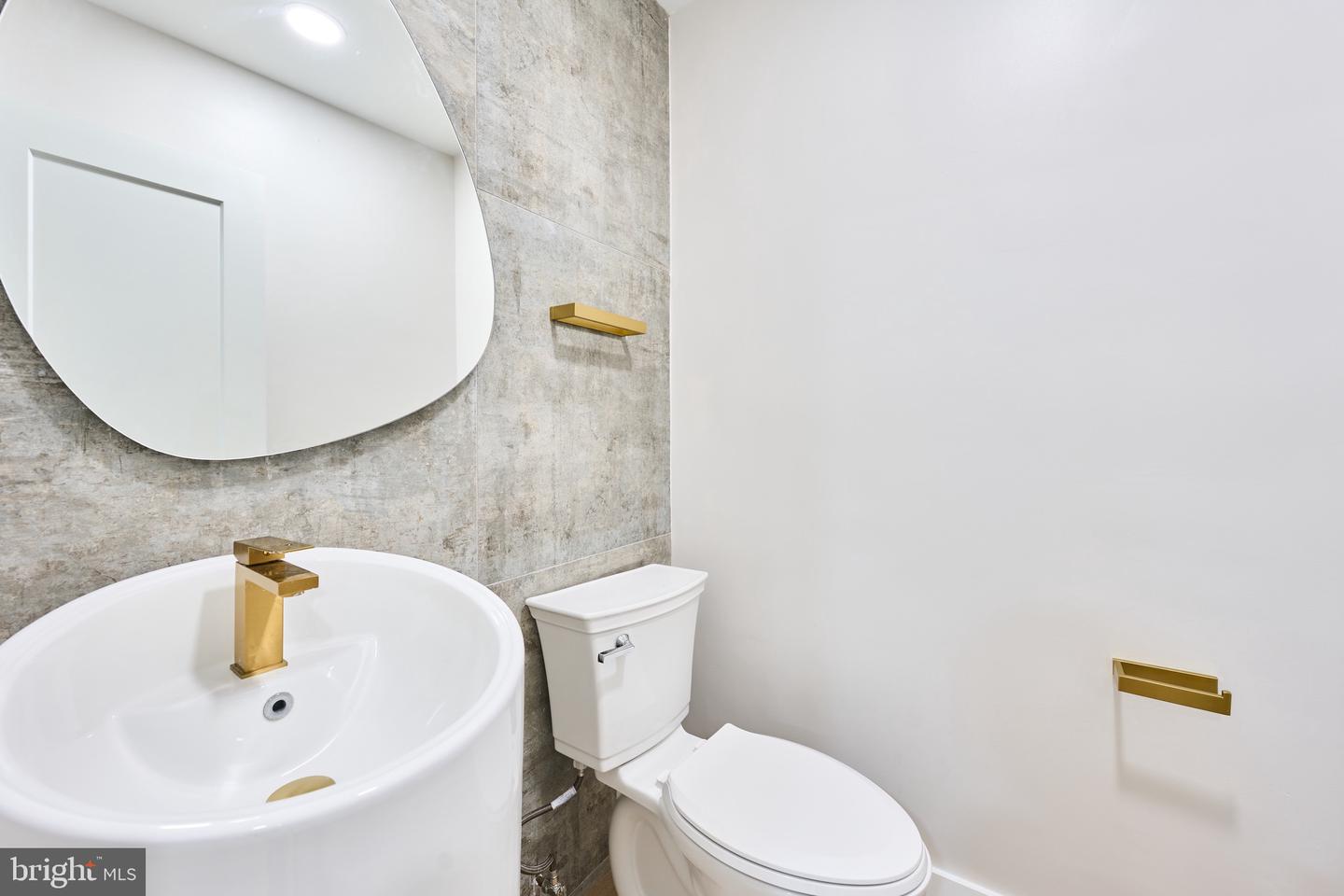 11318 VALE RD, OAKTON, Virginia 22124, 4 Bedrooms Bedrooms, ,3 BathroomsBathrooms,Residential,For sale,11318 VALE RD,VAFX2233070 MLS # VAFX2233070