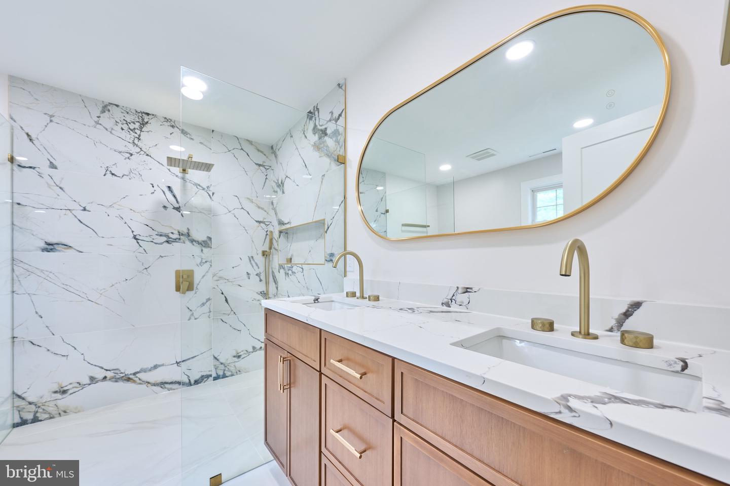 11318 VALE RD, OAKTON, Virginia 22124, 4 Bedrooms Bedrooms, ,3 BathroomsBathrooms,Residential,For sale,11318 VALE RD,VAFX2233070 MLS # VAFX2233070