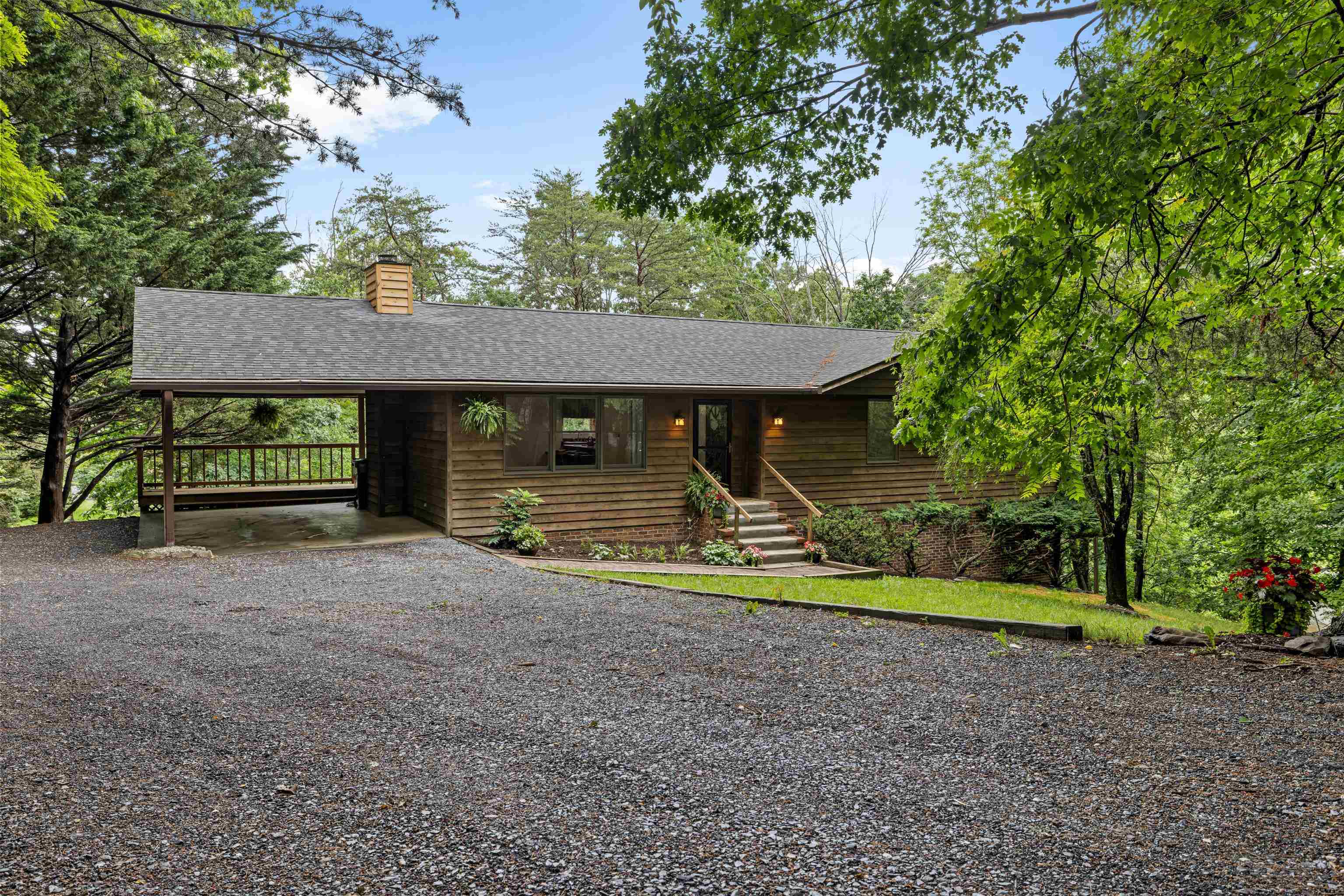 409 THOMAS ST, STAUNTON, Virginia 24401, 4 Bedrooms Bedrooms, ,3 BathroomsBathrooms,Residential,409 THOMAS ST,665143 MLS # 665143