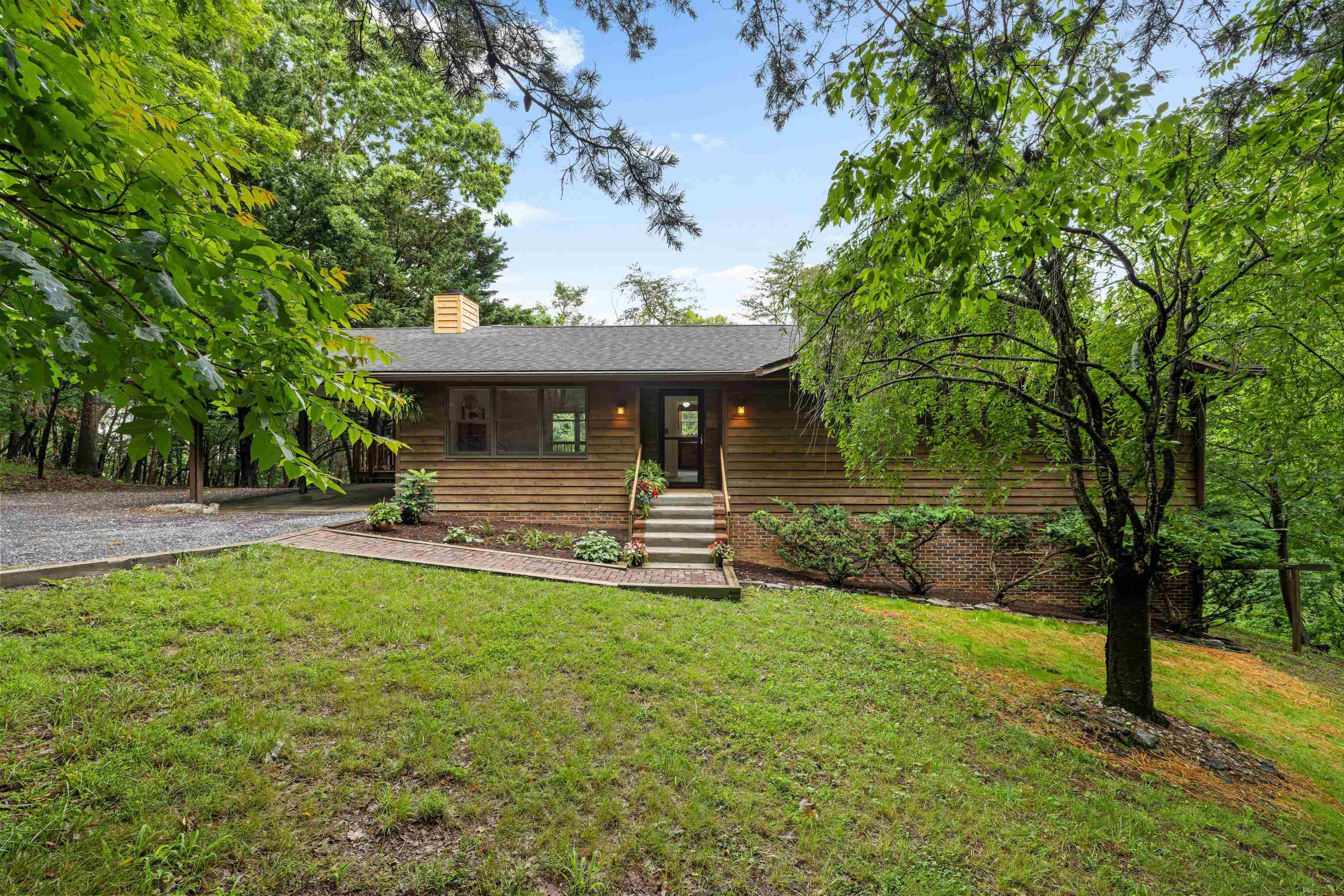 409 THOMAS ST, STAUNTON, Virginia 24401, 4 Bedrooms Bedrooms, ,3 BathroomsBathrooms,Residential,409 THOMAS ST,665143 MLS # 665143