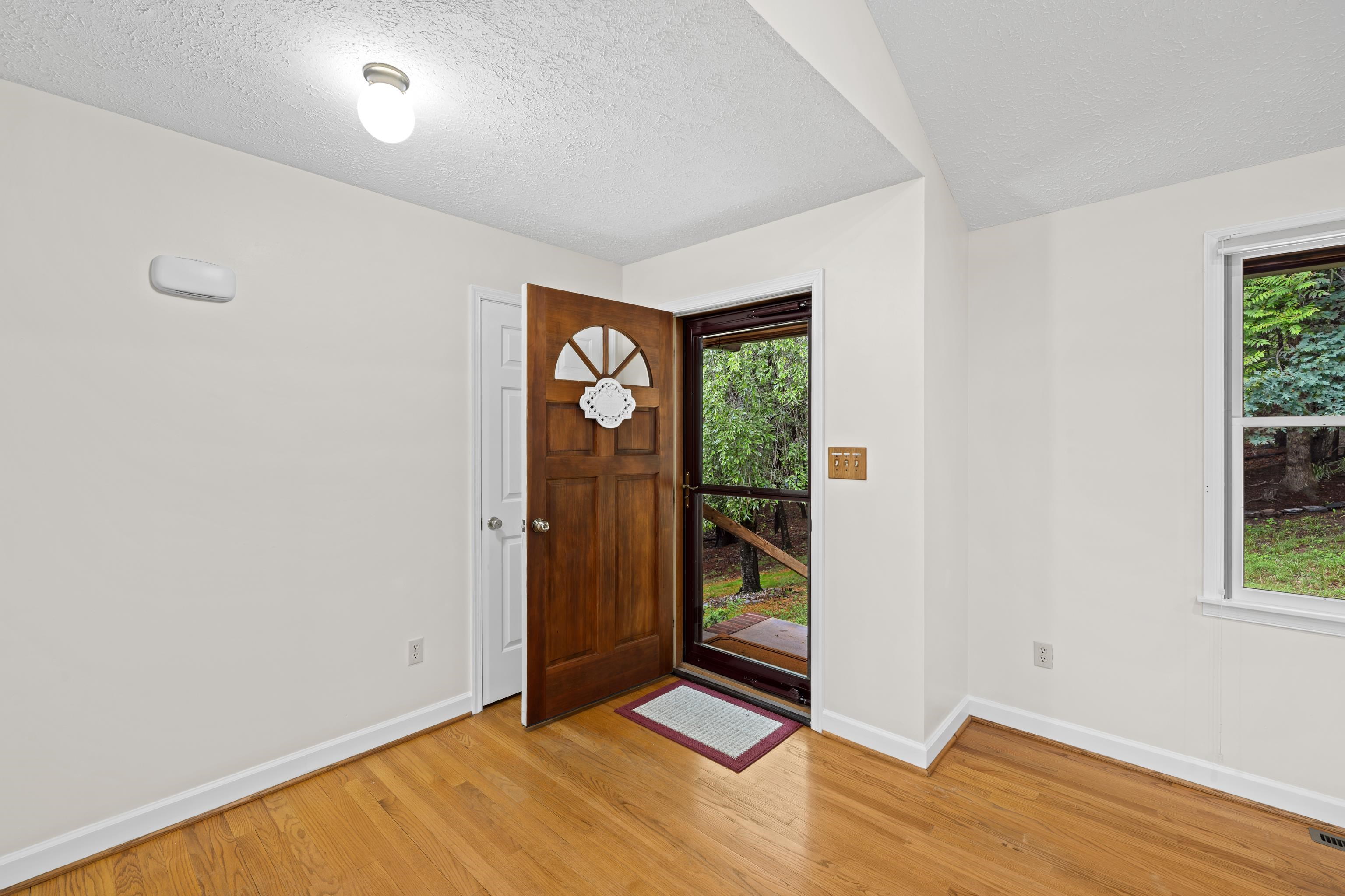 409 THOMAS ST, STAUNTON, Virginia 24401, 4 Bedrooms Bedrooms, ,3 BathroomsBathrooms,Residential,409 THOMAS ST,665143 MLS # 665143