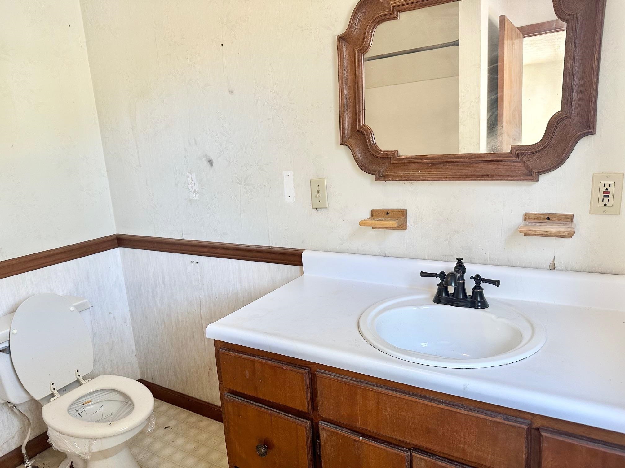 60 OAK ST, CRAIGSVILLE, Virginia 24430, 3 Bedrooms Bedrooms, ,2 BathroomsBathrooms,Residential,Bank owned property sold AS IS CONDITION,60 OAK ST,665157 MLS # 665157