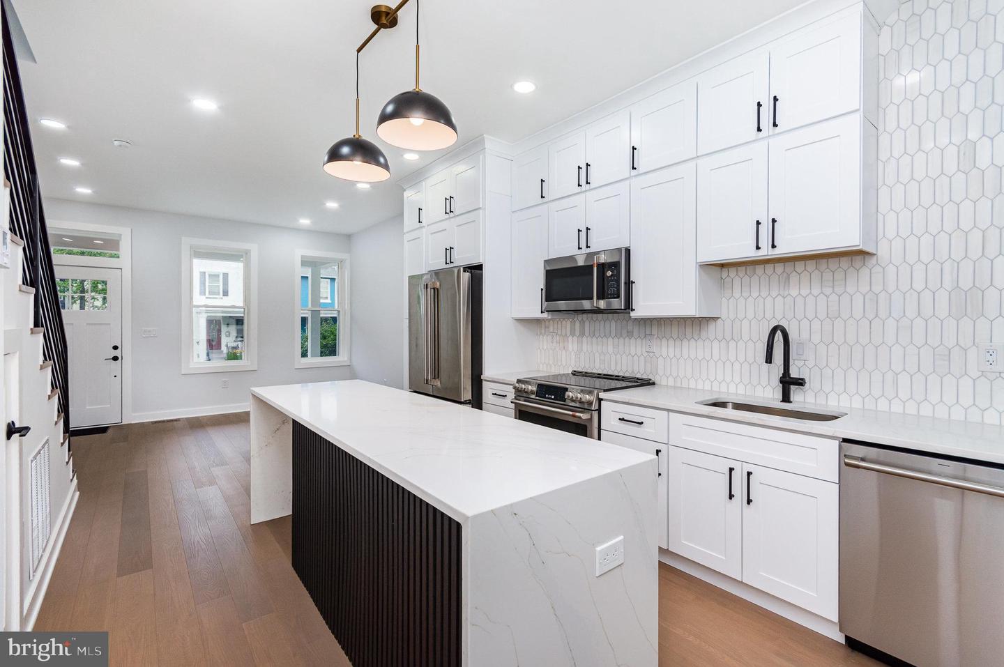 407 16TH ST SE, WASHINGTON, District Of Columbia 20003, 4 Bedrooms Bedrooms, ,3 BathroomsBathrooms,Residential,For sale,407 16TH ST SE,DCDC2198036 MLS # DCDC2198036