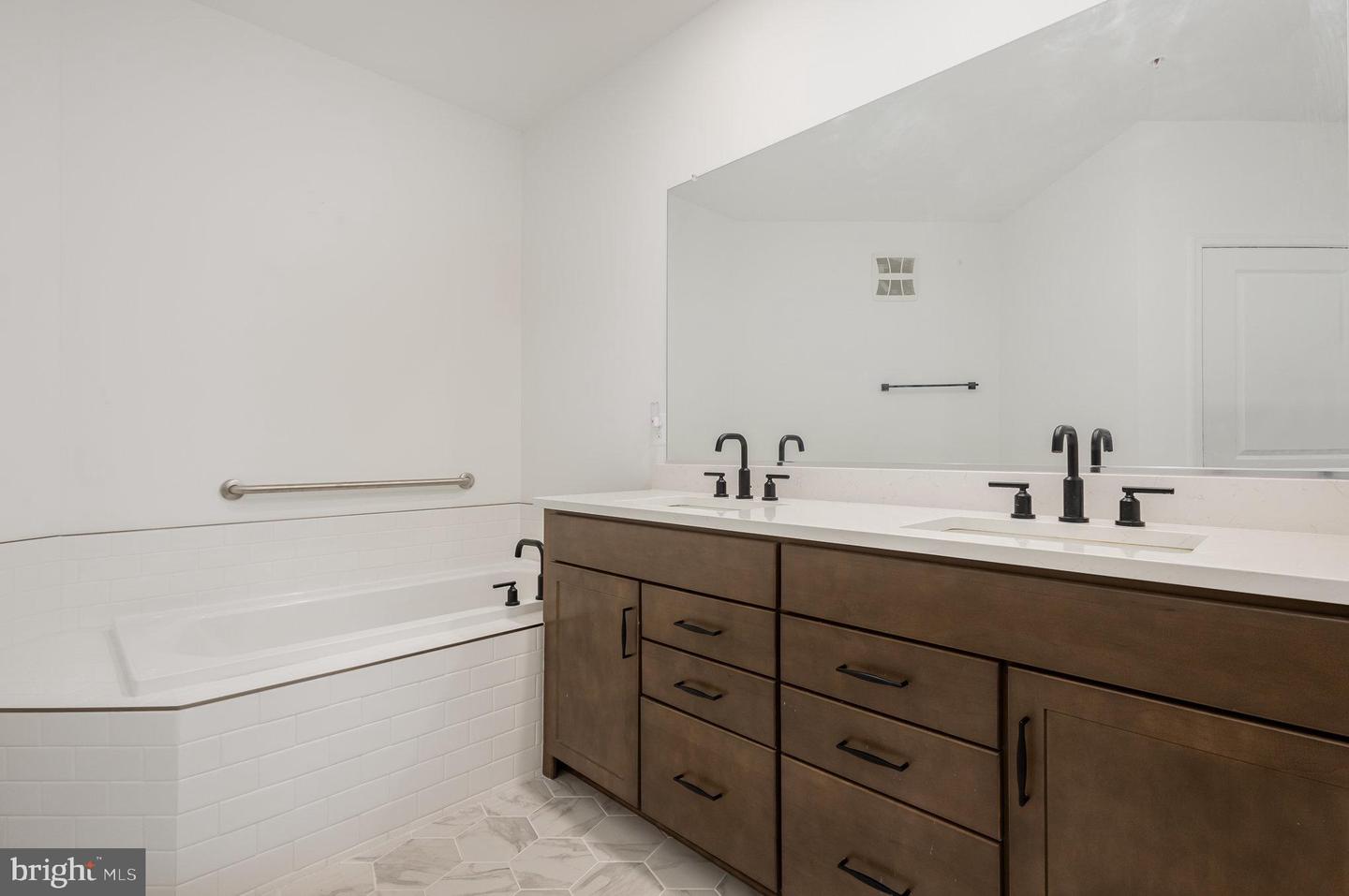 13970 ENGLEFIELD DR #207, WOODBRIDGE, Virginia 22193, 2 Bedrooms Bedrooms, ,2 BathroomsBathrooms,Residential,For sale,13970 ENGLEFIELD DR #207,VAPW2093544 MLS # VAPW2093544