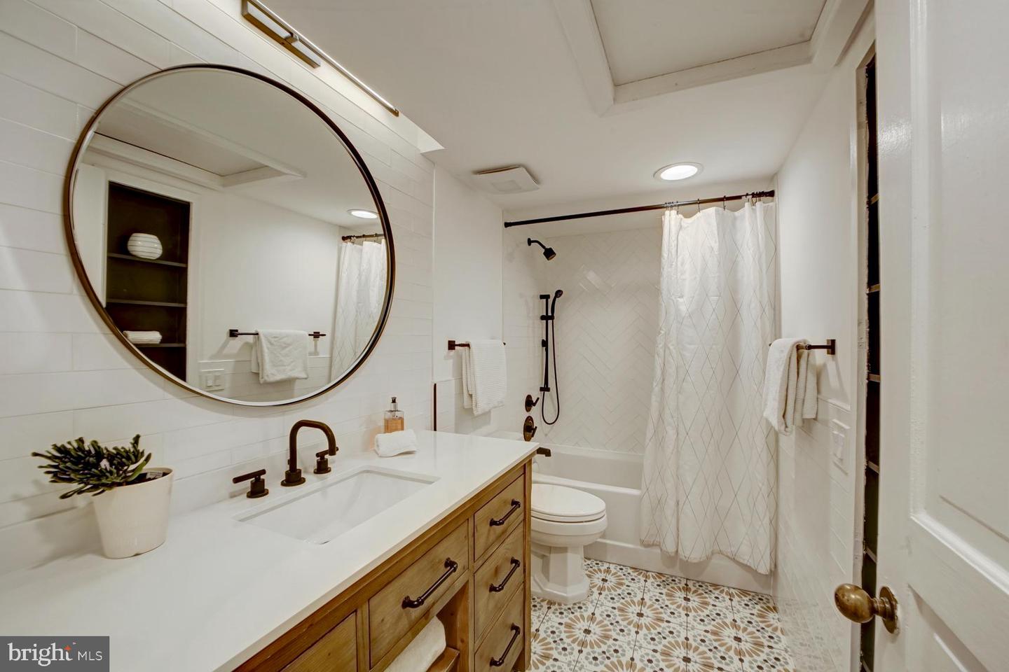 1768 CHURCH ST NW #B, WASHINGTON, District Of Columbia 20036, 2 Bedrooms Bedrooms, ,1 BathroomBathrooms,Residential,For sale,1768 CHURCH ST NW #B,DCDC2198762 MLS # DCDC2198762