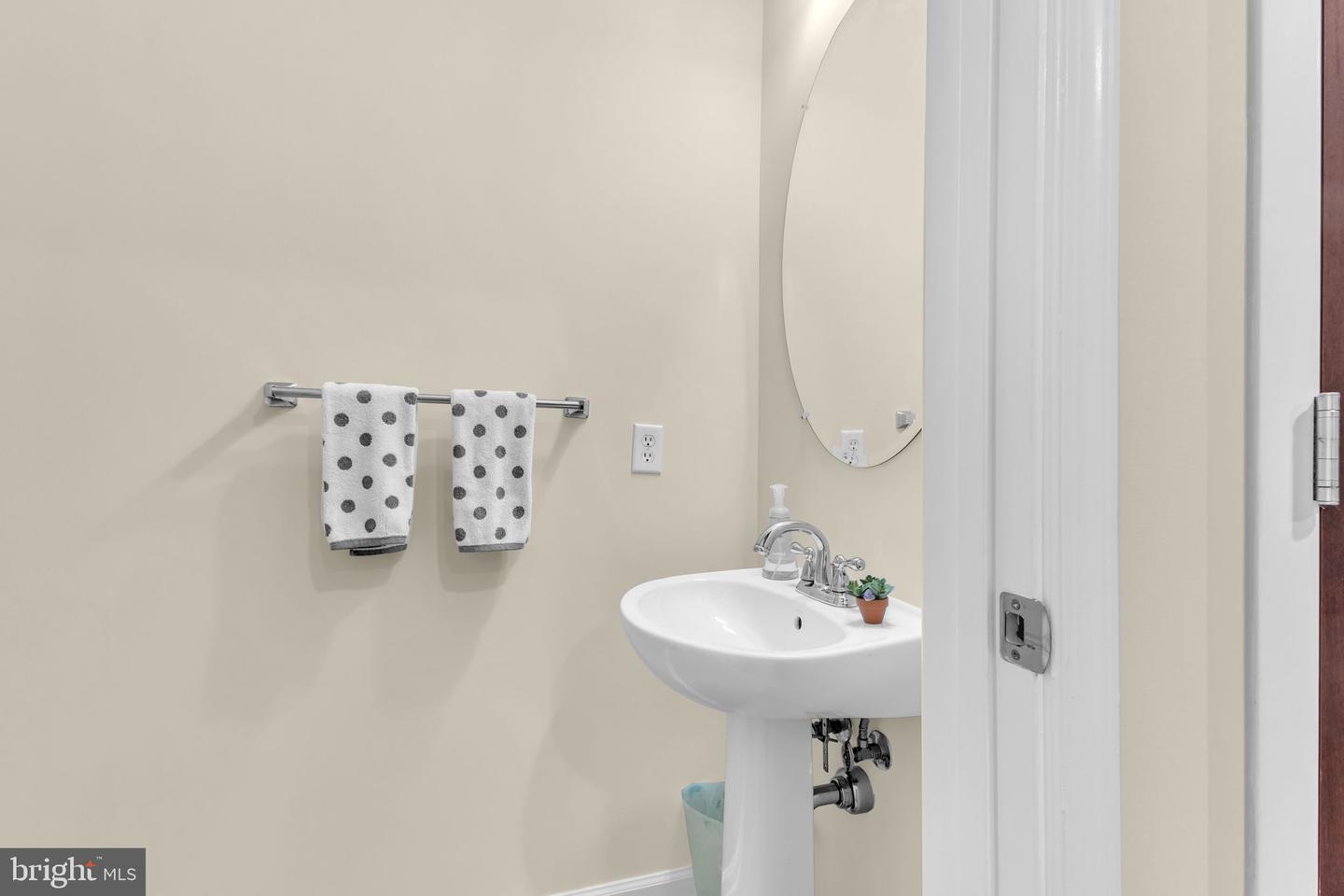 444 W BROAD ST #407, FALLS CHURCH, Virginia 22046, 2 Bedrooms Bedrooms, ,2 BathroomsBathrooms,Residential,For sale,444 W BROAD ST #407,VAFA2002960 MLS # VAFA2002960