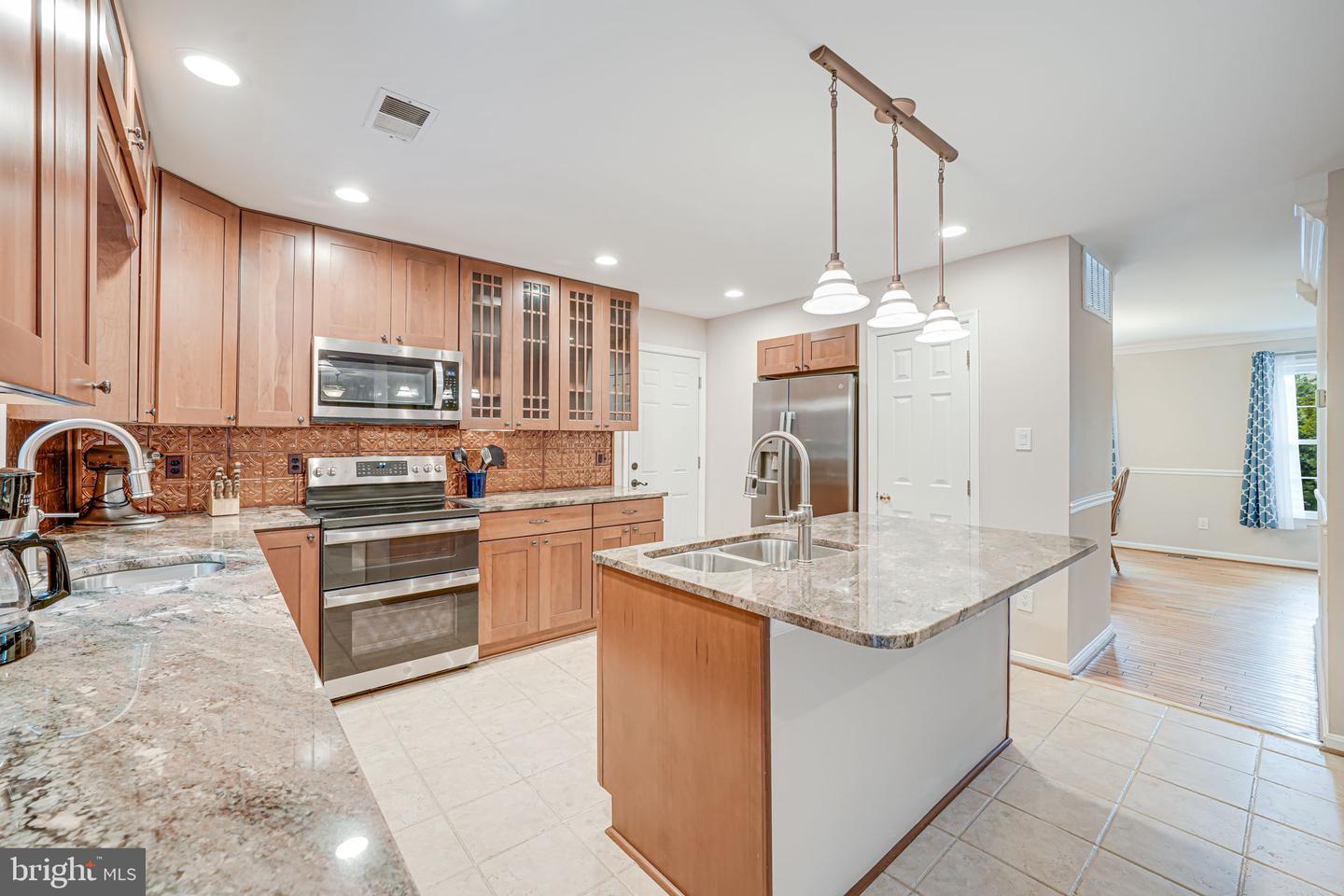 8008 OAK HOLLOW LN, FAIRFAX STATION, Virginia 22039, 4 Bedrooms Bedrooms, ,3 BathroomsBathrooms,Residential,For sale,8008 OAK HOLLOW LN,VAFX2238528 MLS # VAFX2238528