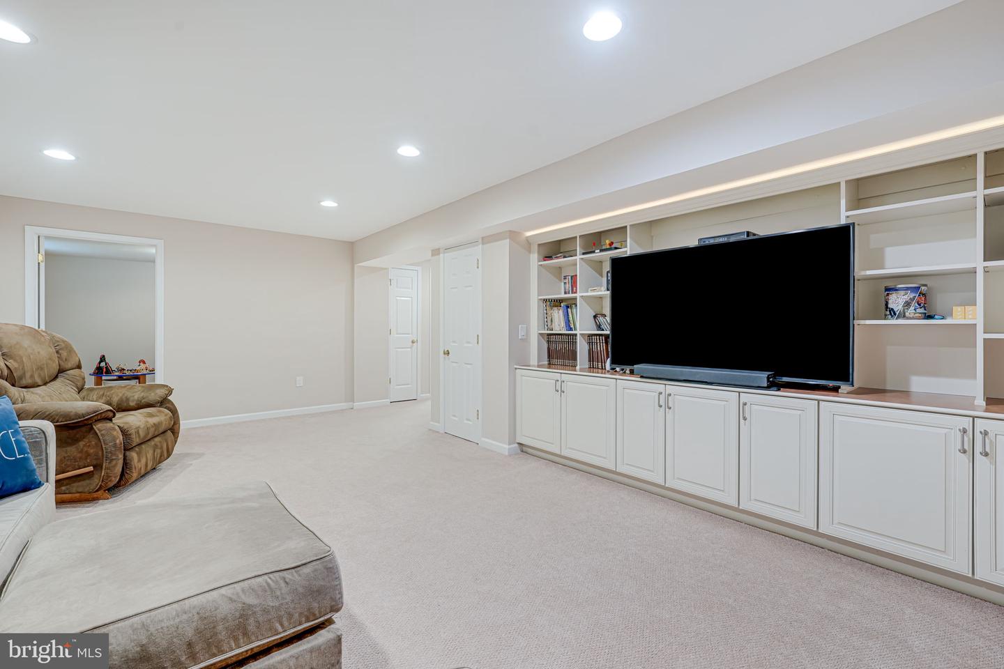 8008 OAK HOLLOW LN, FAIRFAX STATION, Virginia 22039, 4 Bedrooms Bedrooms, ,3 BathroomsBathrooms,Residential,For sale,8008 OAK HOLLOW LN,VAFX2238528 MLS # VAFX2238528