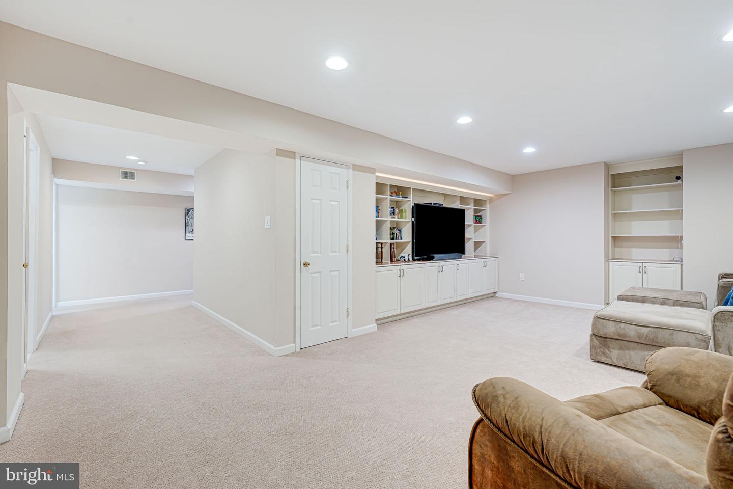 8008 OAK HOLLOW LN, FAIRFAX STATION, Virginia 22039, 4 Bedrooms Bedrooms, ,3 BathroomsBathrooms,Residential,For sale,8008 OAK HOLLOW LN,VAFX2238528 MLS # VAFX2238528