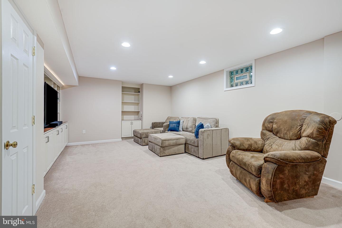 8008 OAK HOLLOW LN, FAIRFAX STATION, Virginia 22039, 4 Bedrooms Bedrooms, ,3 BathroomsBathrooms,Residential,For sale,8008 OAK HOLLOW LN,VAFX2238528 MLS # VAFX2238528