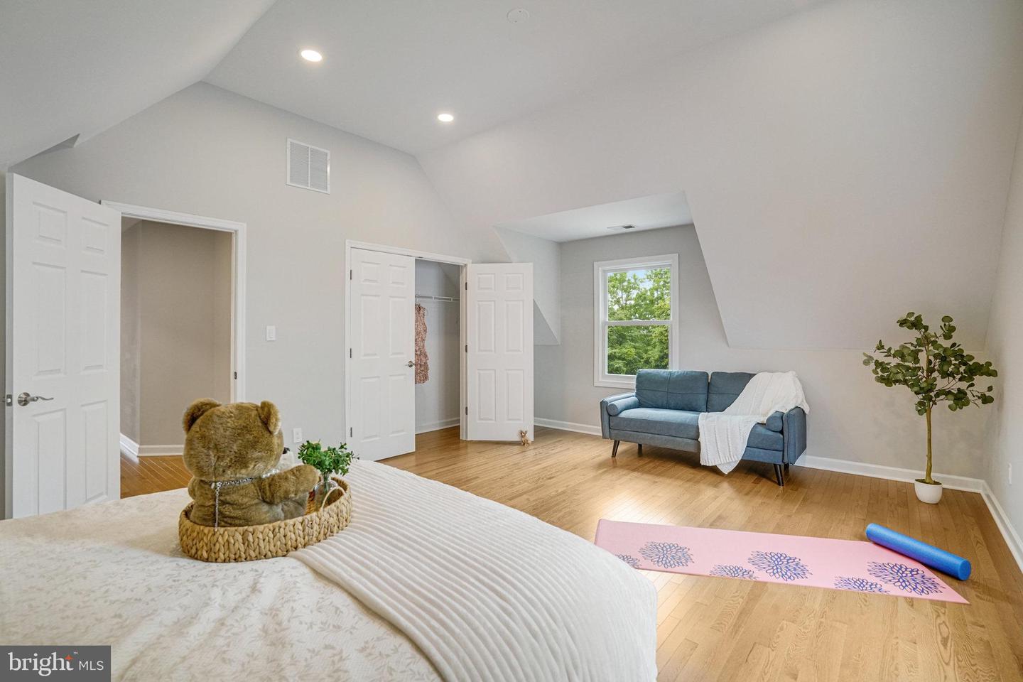 6869 WASHINGTON BLVD, ARLINGTON, Virginia 22213, 6 Bedrooms Bedrooms, 17 Rooms Rooms,3 BathroomsBathrooms,Residential,For sale,6869 WASHINGTON BLVD,VAAR2057114 MLS # VAAR2057114