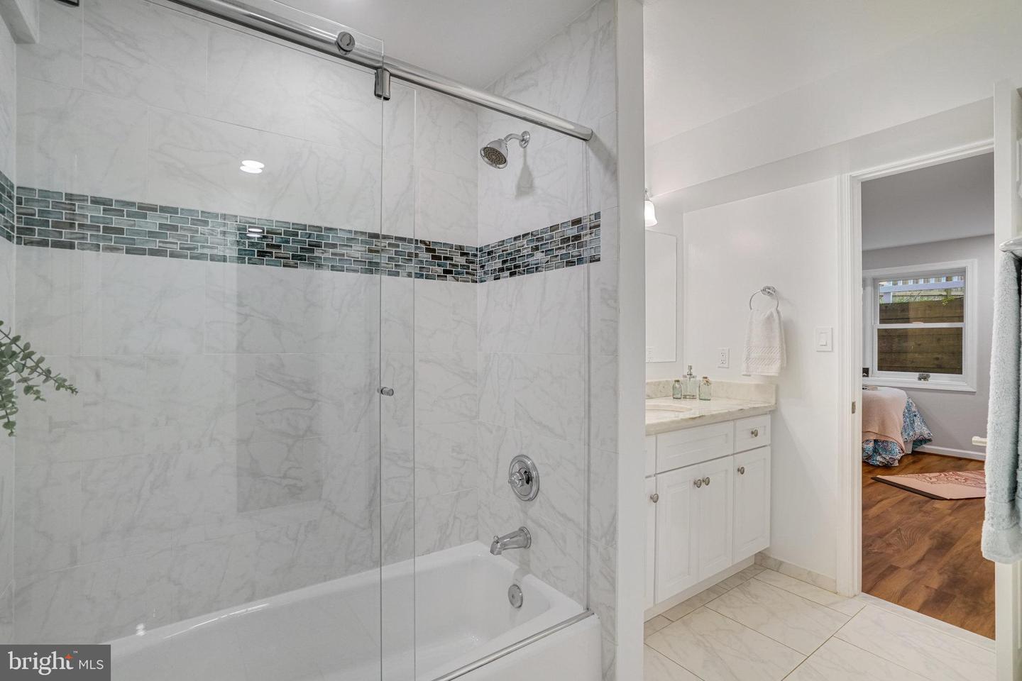 6869 WASHINGTON BLVD, ARLINGTON, Virginia 22213, 6 Bedrooms Bedrooms, 17 Rooms Rooms,3 BathroomsBathrooms,Residential,For sale,6869 WASHINGTON BLVD,VAAR2057114 MLS # VAAR2057114