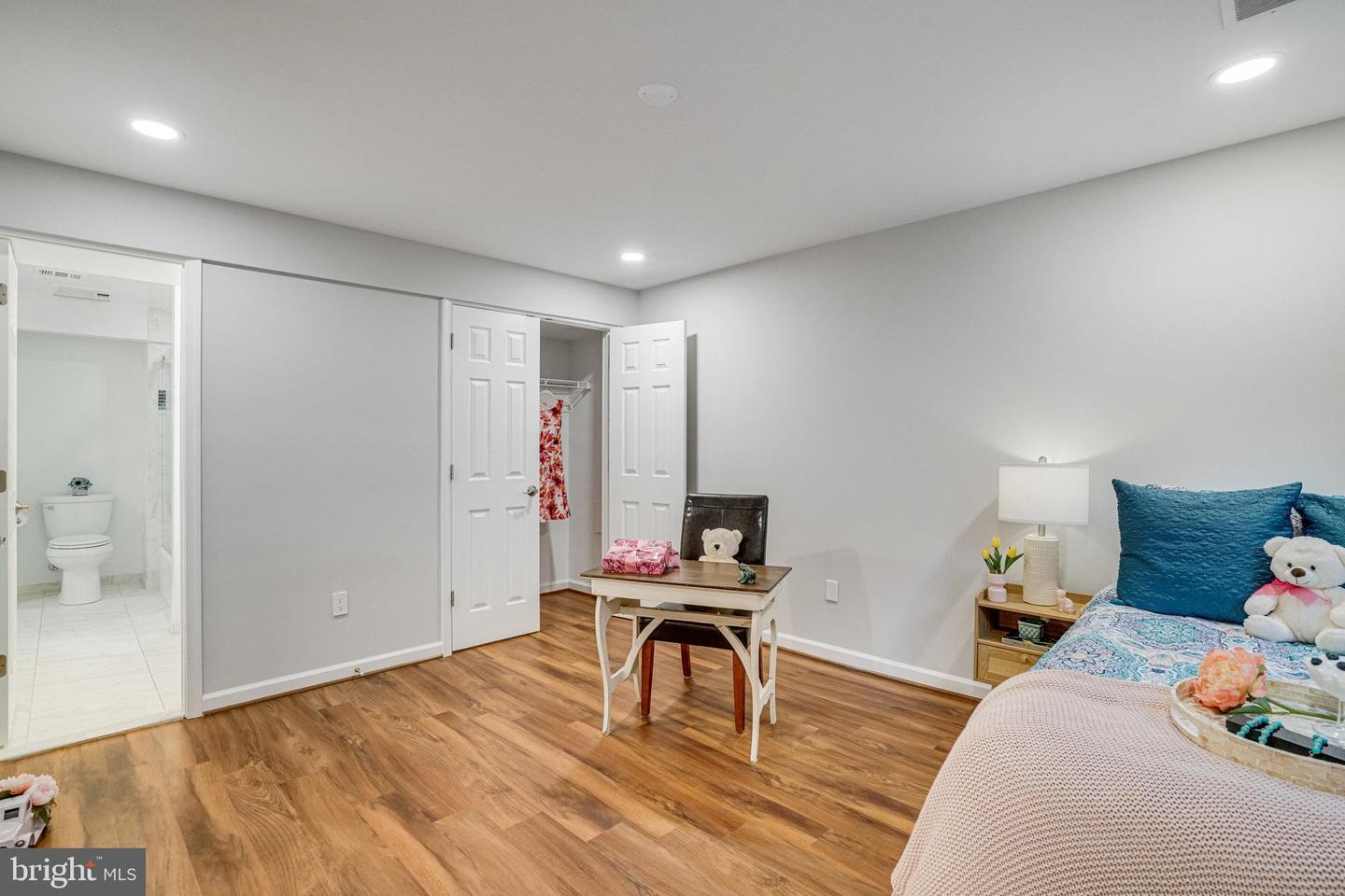 6869 WASHINGTON BLVD, ARLINGTON, Virginia 22213, 6 Bedrooms Bedrooms, 17 Rooms Rooms,3 BathroomsBathrooms,Residential,For sale,6869 WASHINGTON BLVD,VAAR2057114 MLS # VAAR2057114
