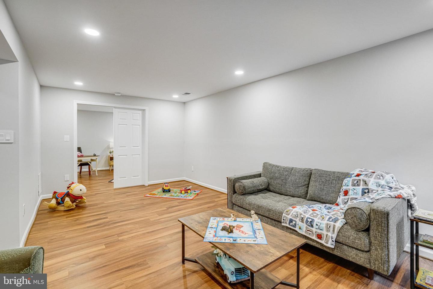 6869 WASHINGTON BLVD, ARLINGTON, Virginia 22213, 6 Bedrooms Bedrooms, 17 Rooms Rooms,3 BathroomsBathrooms,Residential,For sale,6869 WASHINGTON BLVD,VAAR2057114 MLS # VAAR2057114