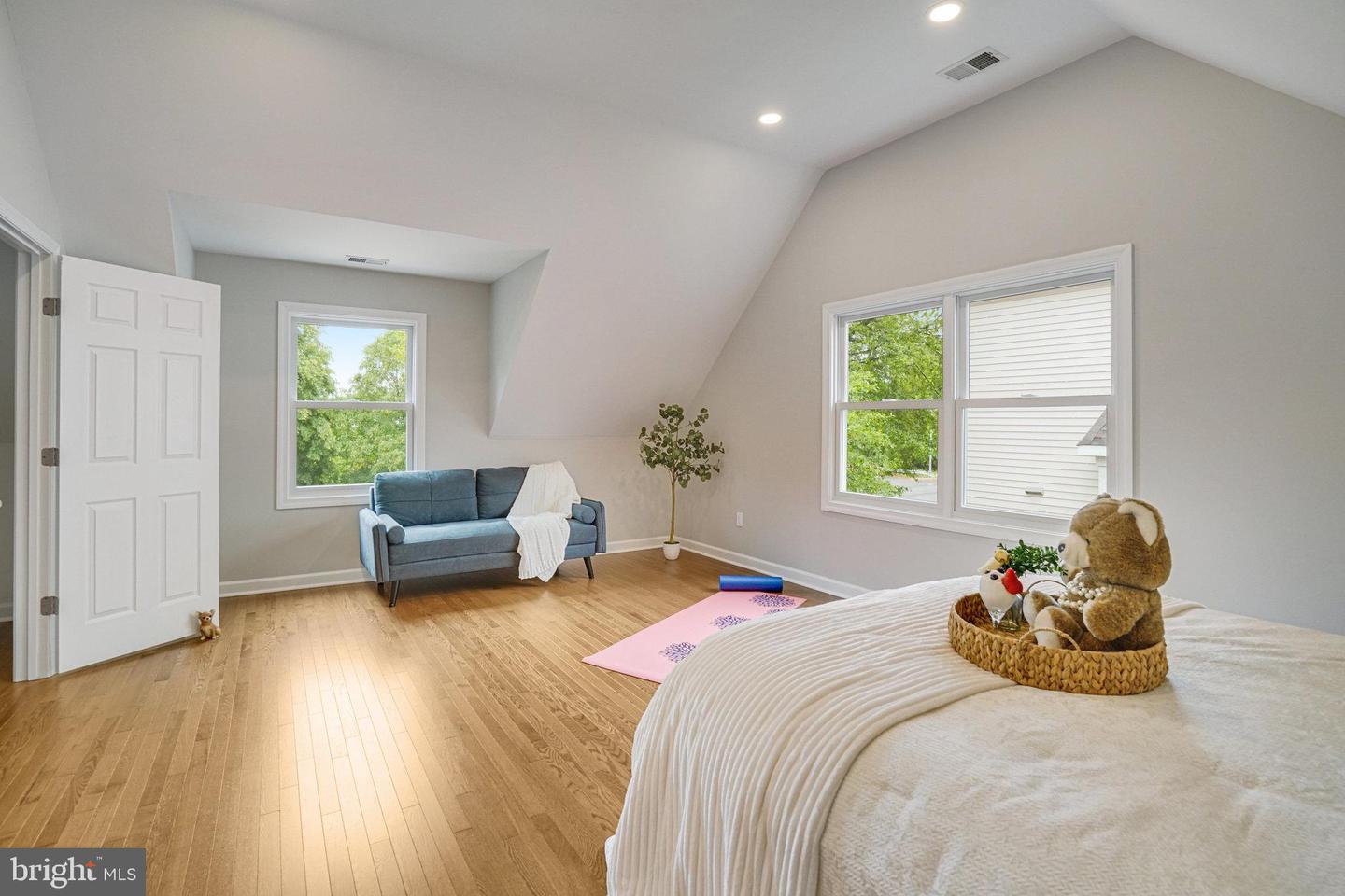 6869 WASHINGTON BLVD, ARLINGTON, Virginia 22213, 6 Bedrooms Bedrooms, 17 Rooms Rooms,3 BathroomsBathrooms,Residential,For sale,6869 WASHINGTON BLVD,VAAR2057114 MLS # VAAR2057114
