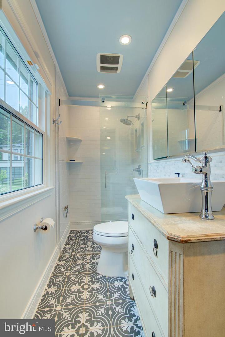 323 CENTER ST N, VIENNA, Virginia 22180, 4 Bedrooms Bedrooms, ,3 BathroomsBathrooms,Residential,For sale,323 CENTER ST N,VAFX2239218 MLS # VAFX2239218